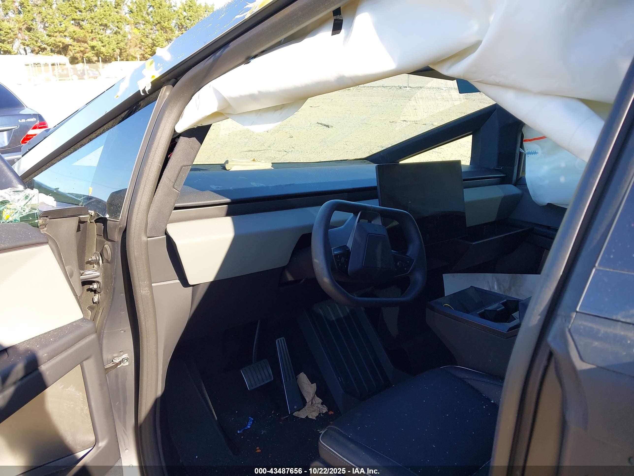 TESLA CYBERTRUCK image 5
