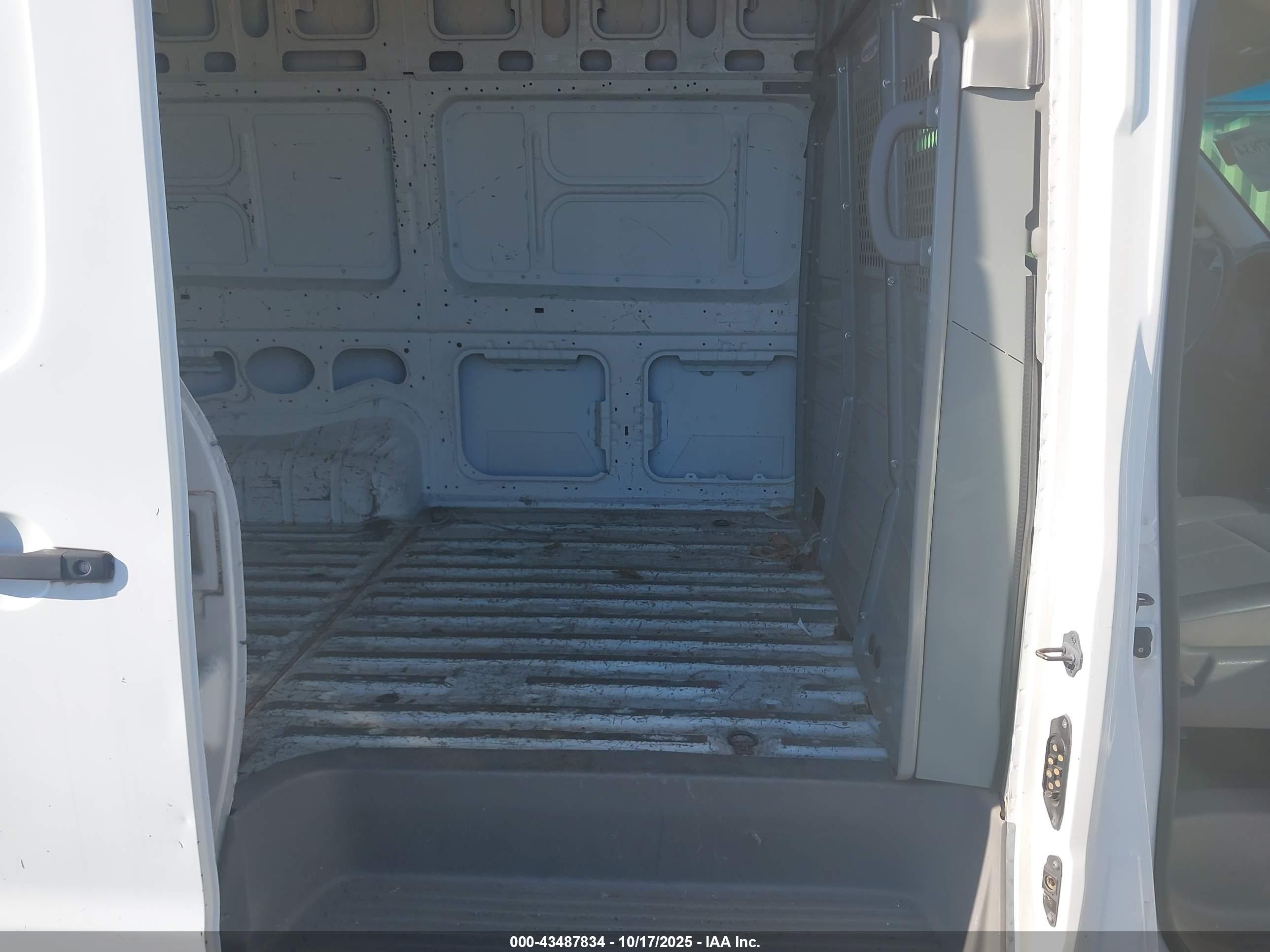 NISSAN NV image 8