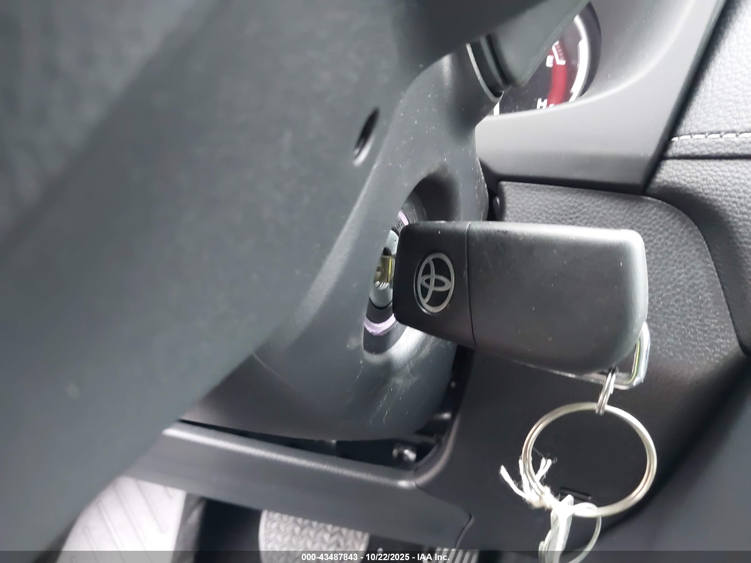 TOYOTA RAV4 image 11