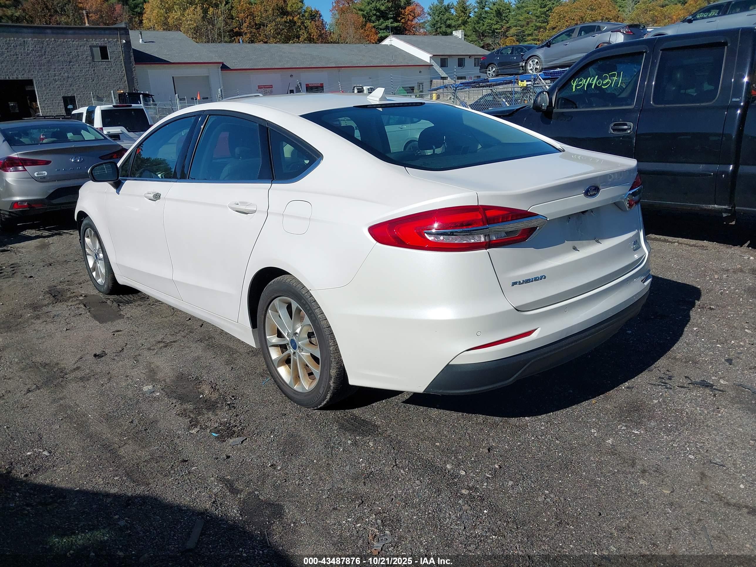 FORD FUSION image 3