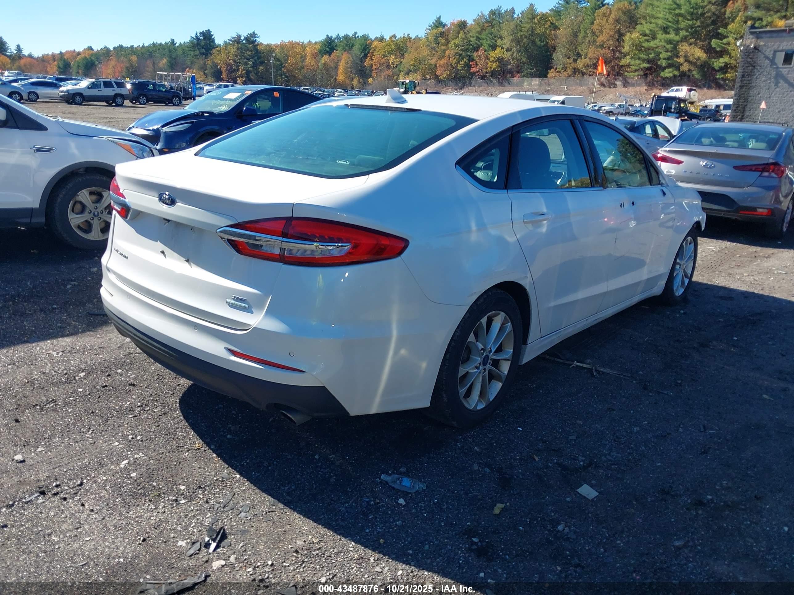 FORD FUSION image 4
