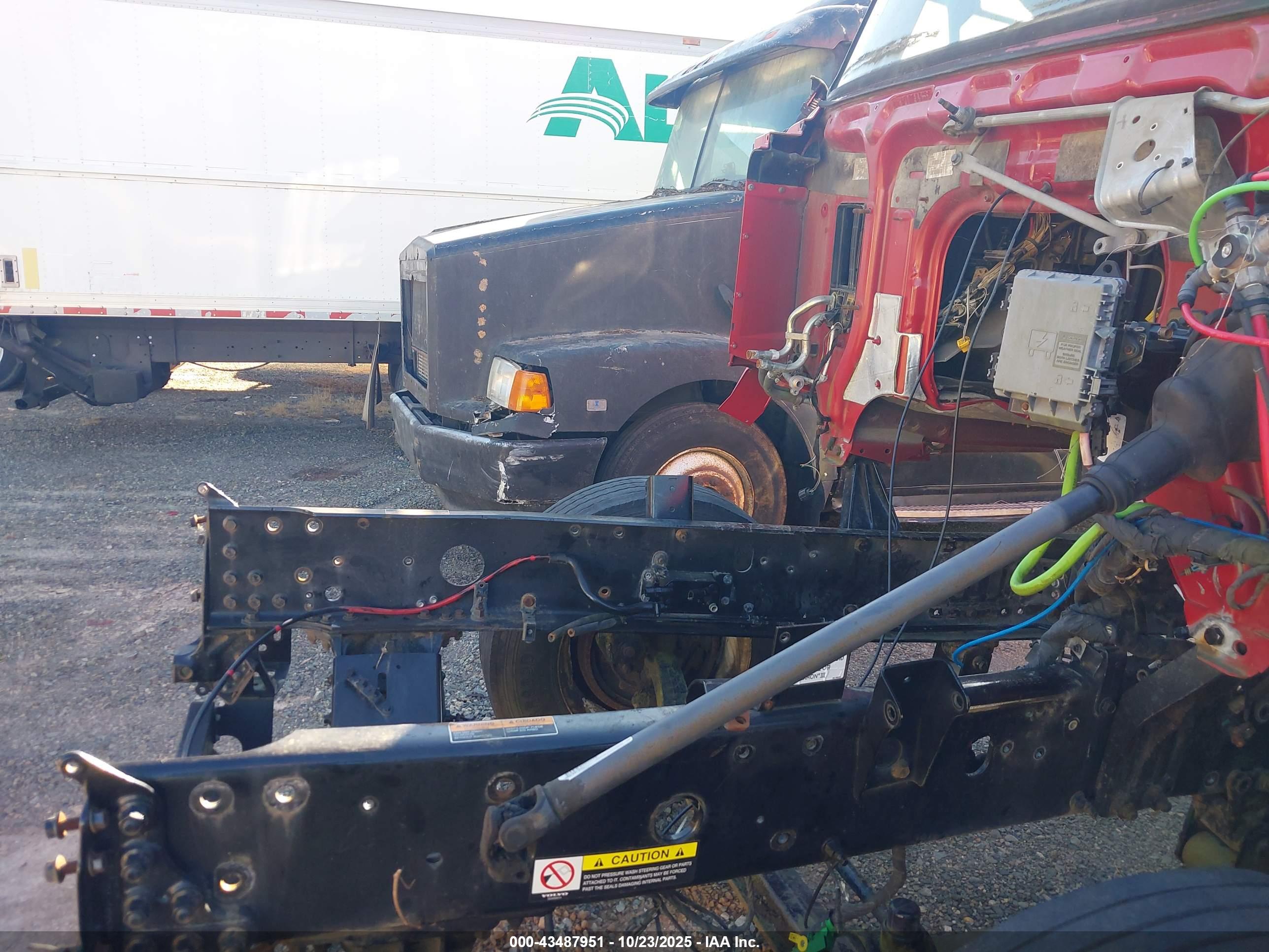 VOLVO VN image 10