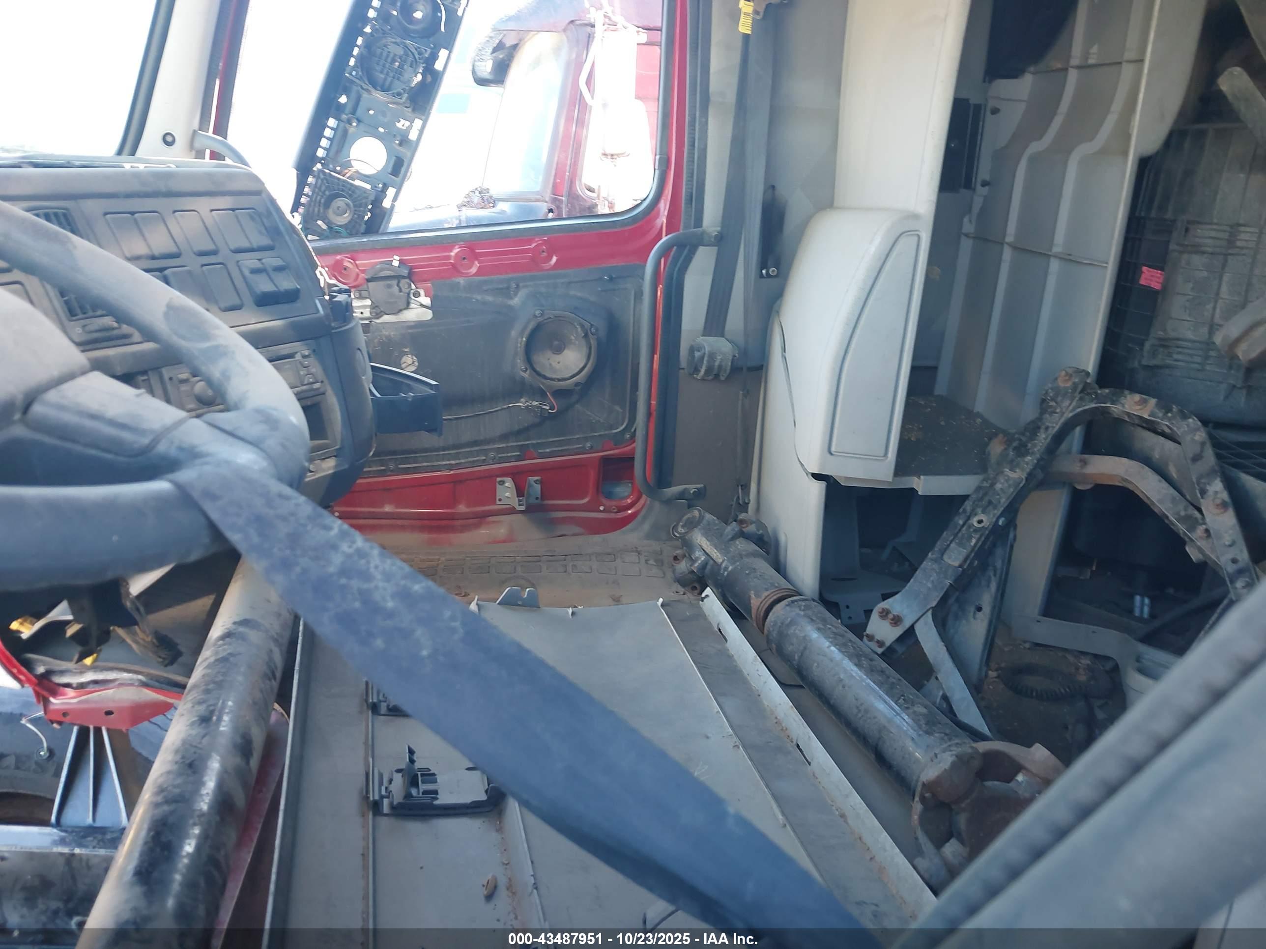 VOLVO VN image 8
