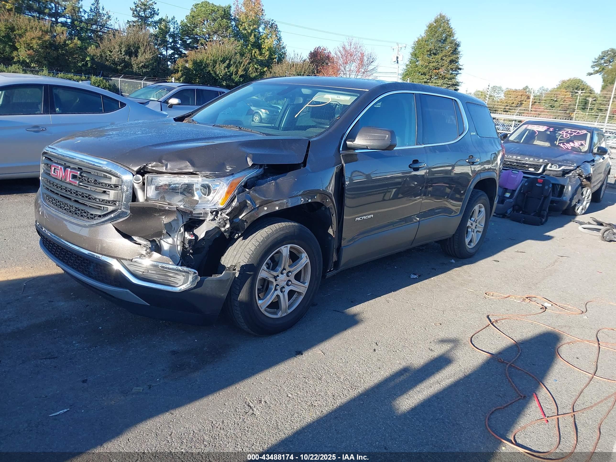 GMC ACADIA image 2