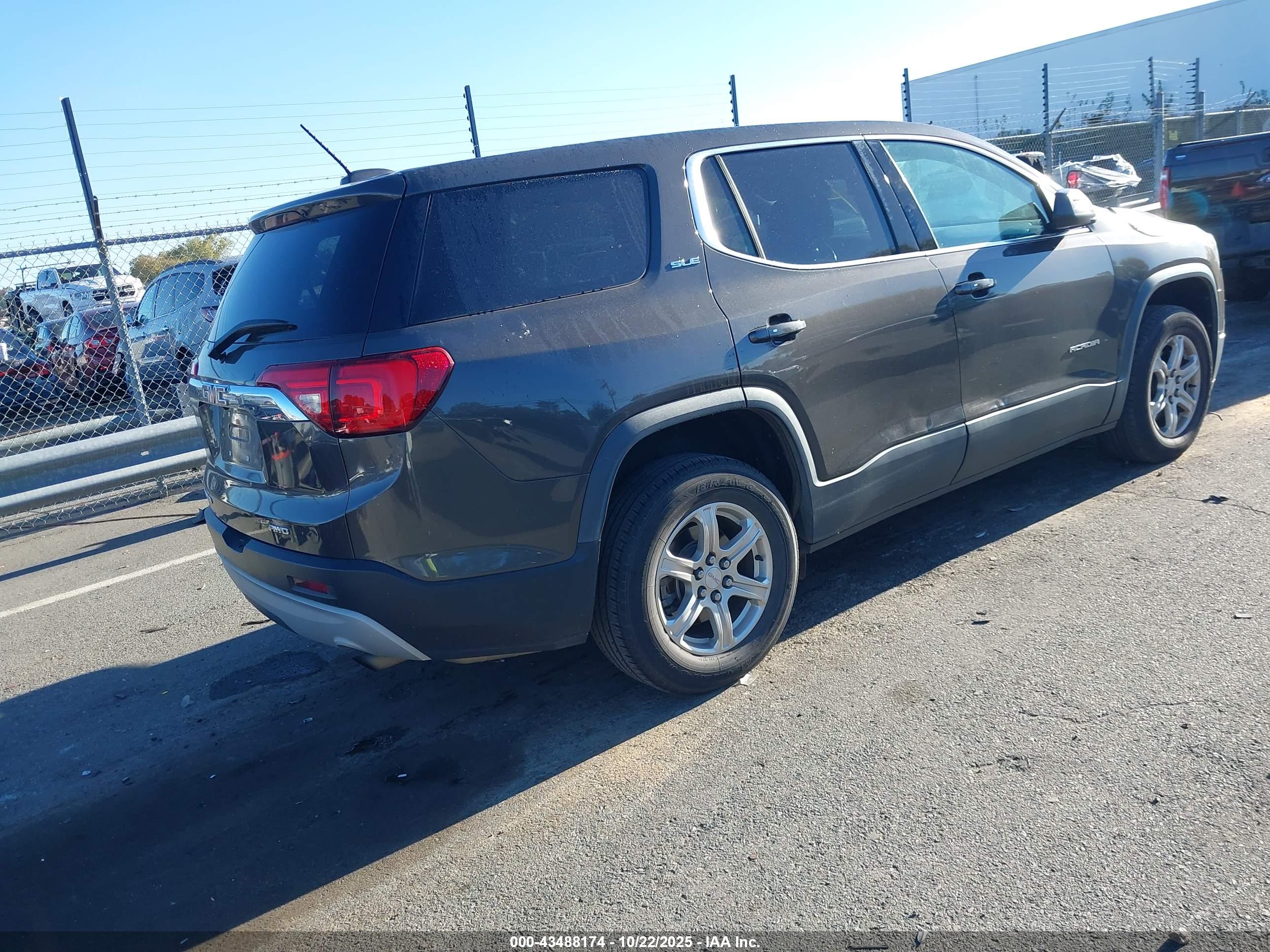 GMC ACADIA image 4