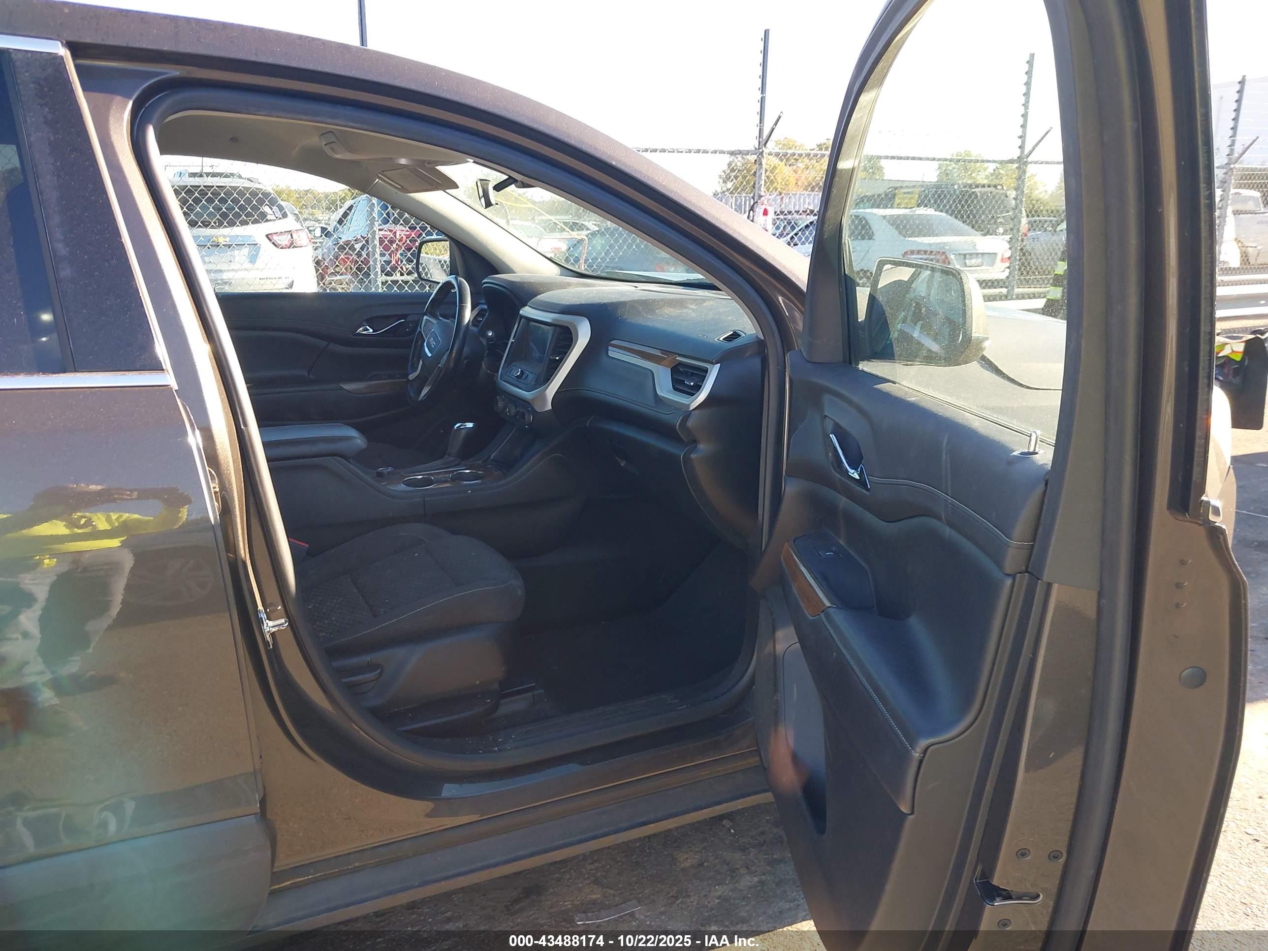 GMC ACADIA image 5