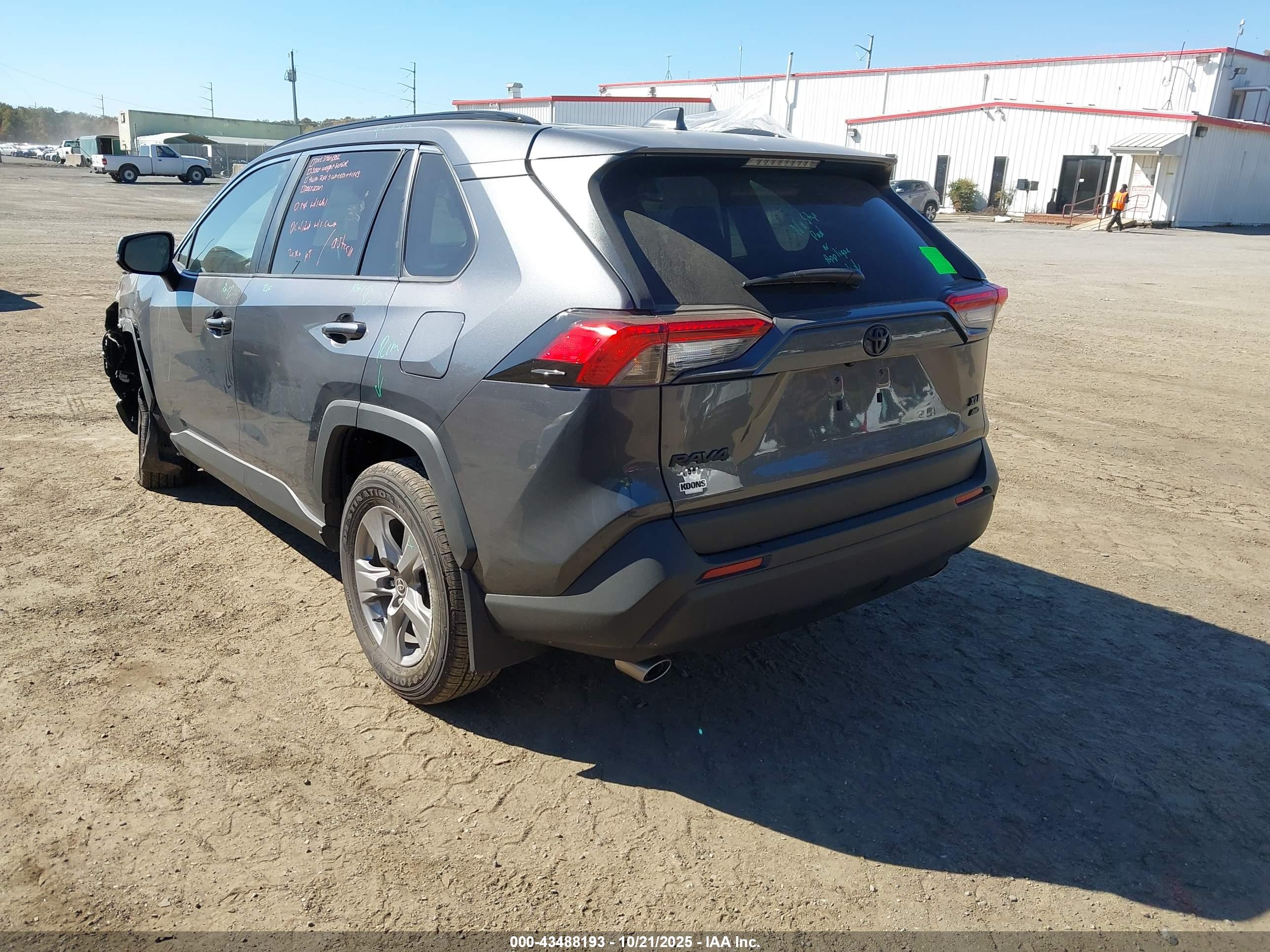 TOYOTA RAV4 image 3