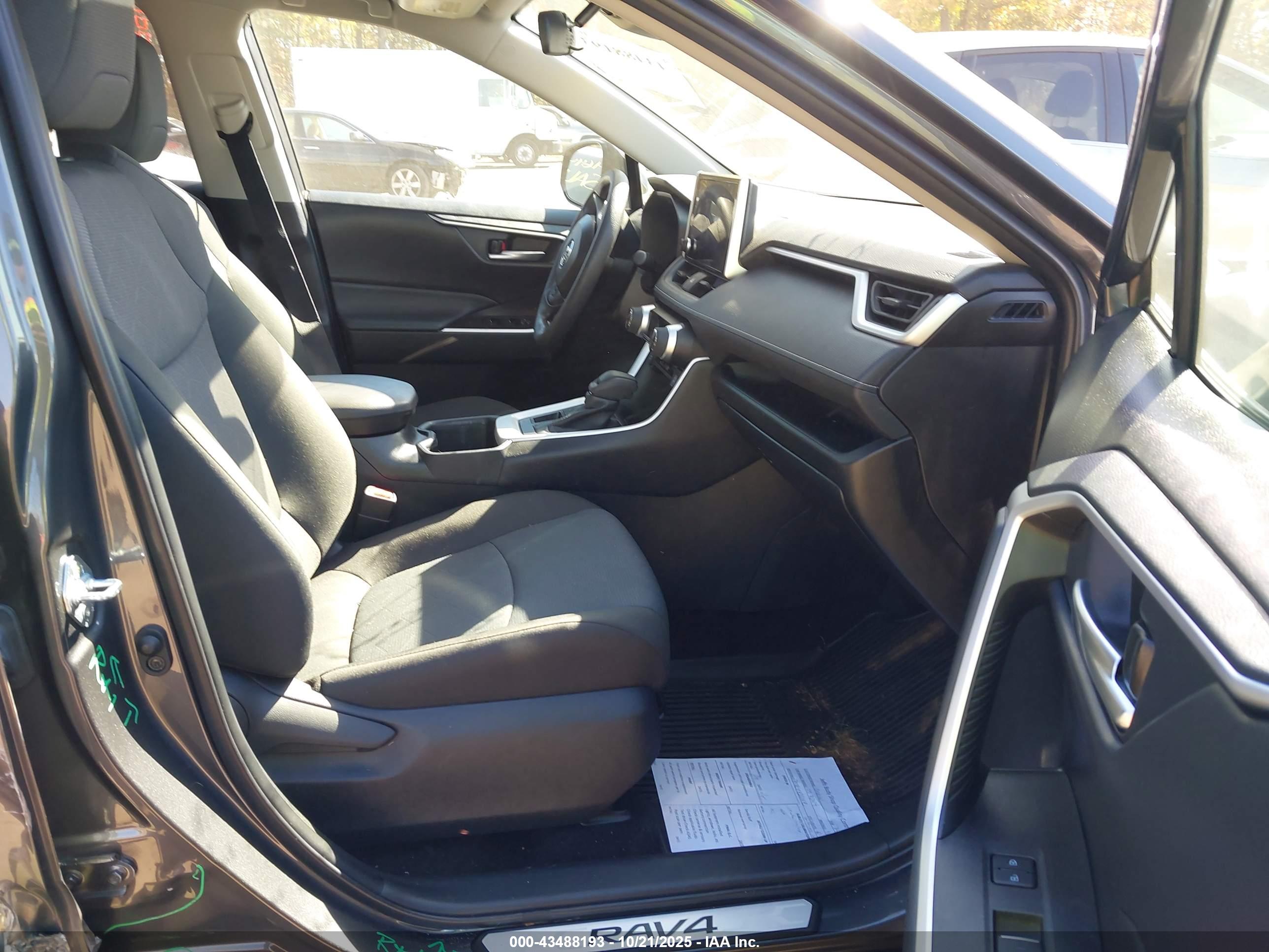 TOYOTA RAV4 image 5