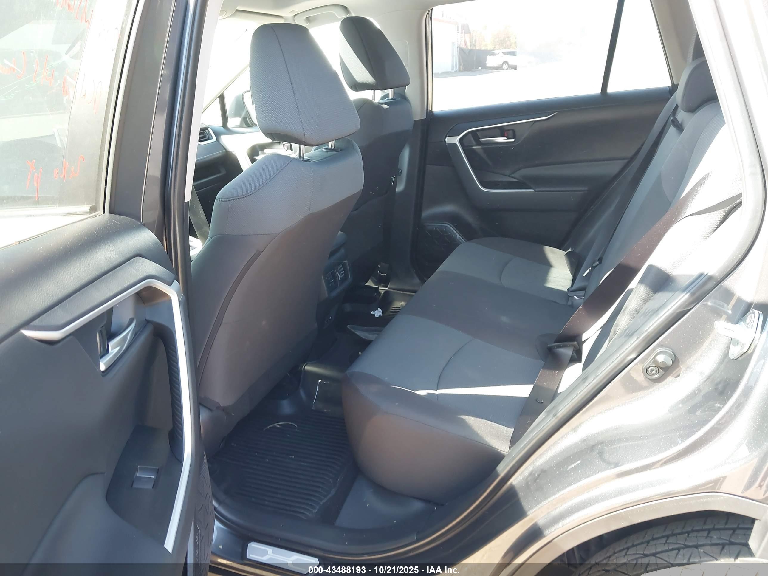 TOYOTA RAV4 image 8