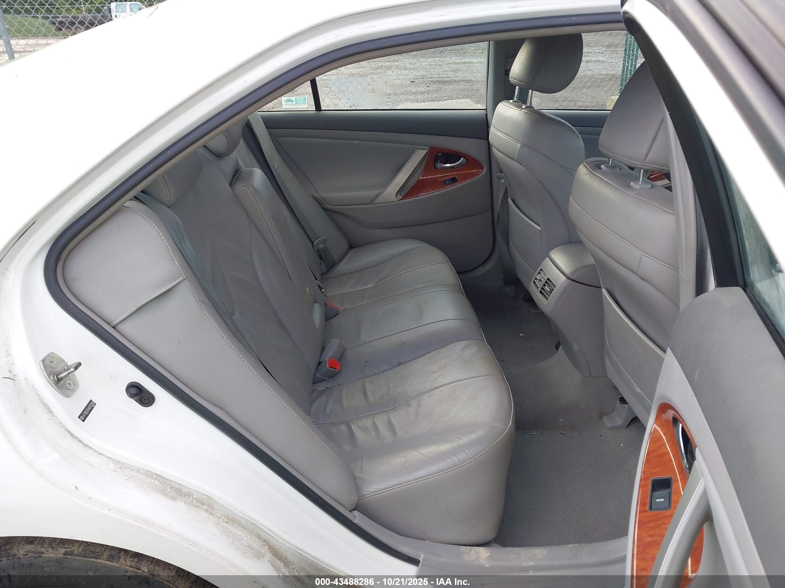 TOYOTA CAMRY image 8