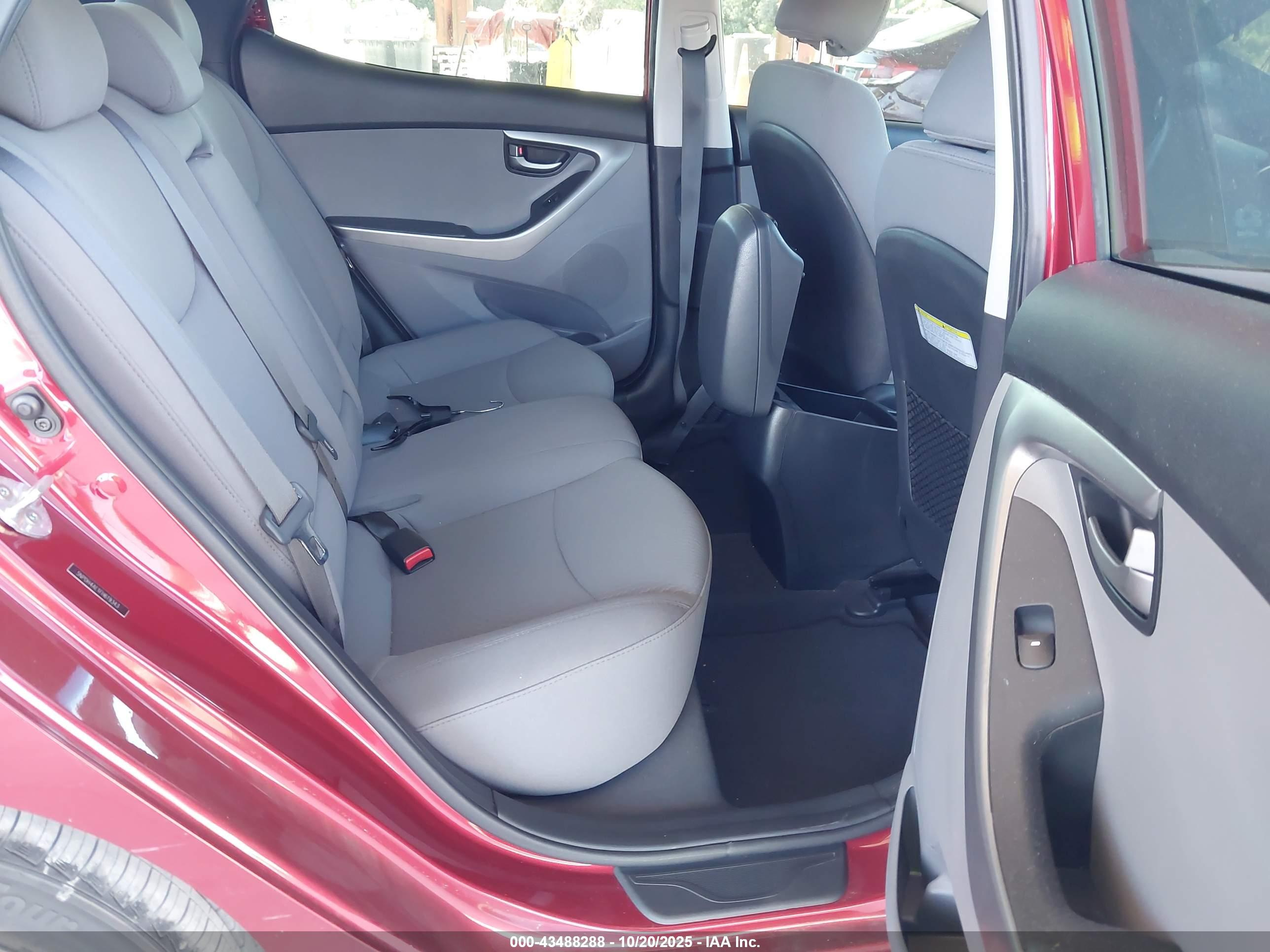 HYUNDAI ELANTRA image 8
