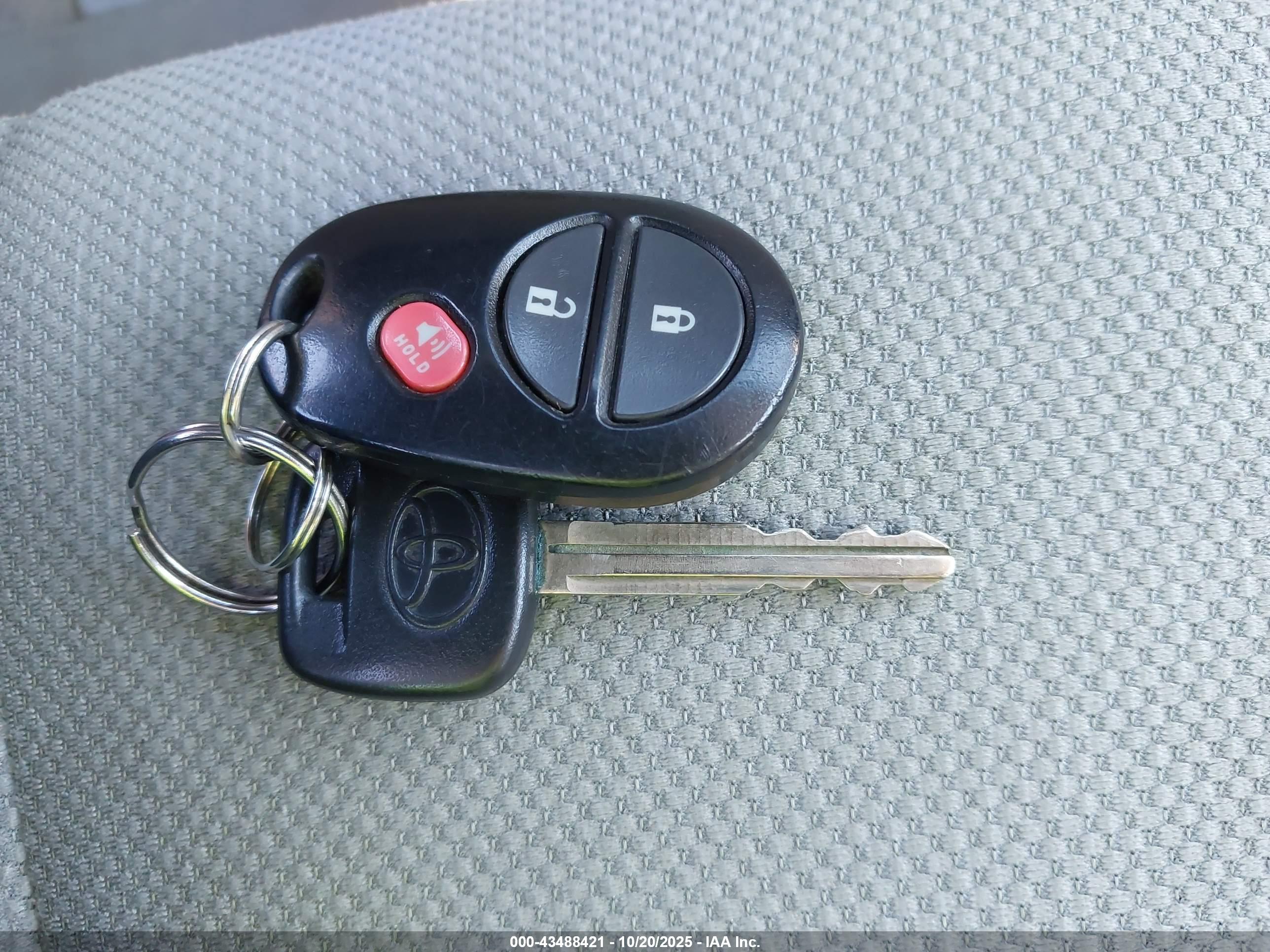 TOYOTA SIENNA image 11