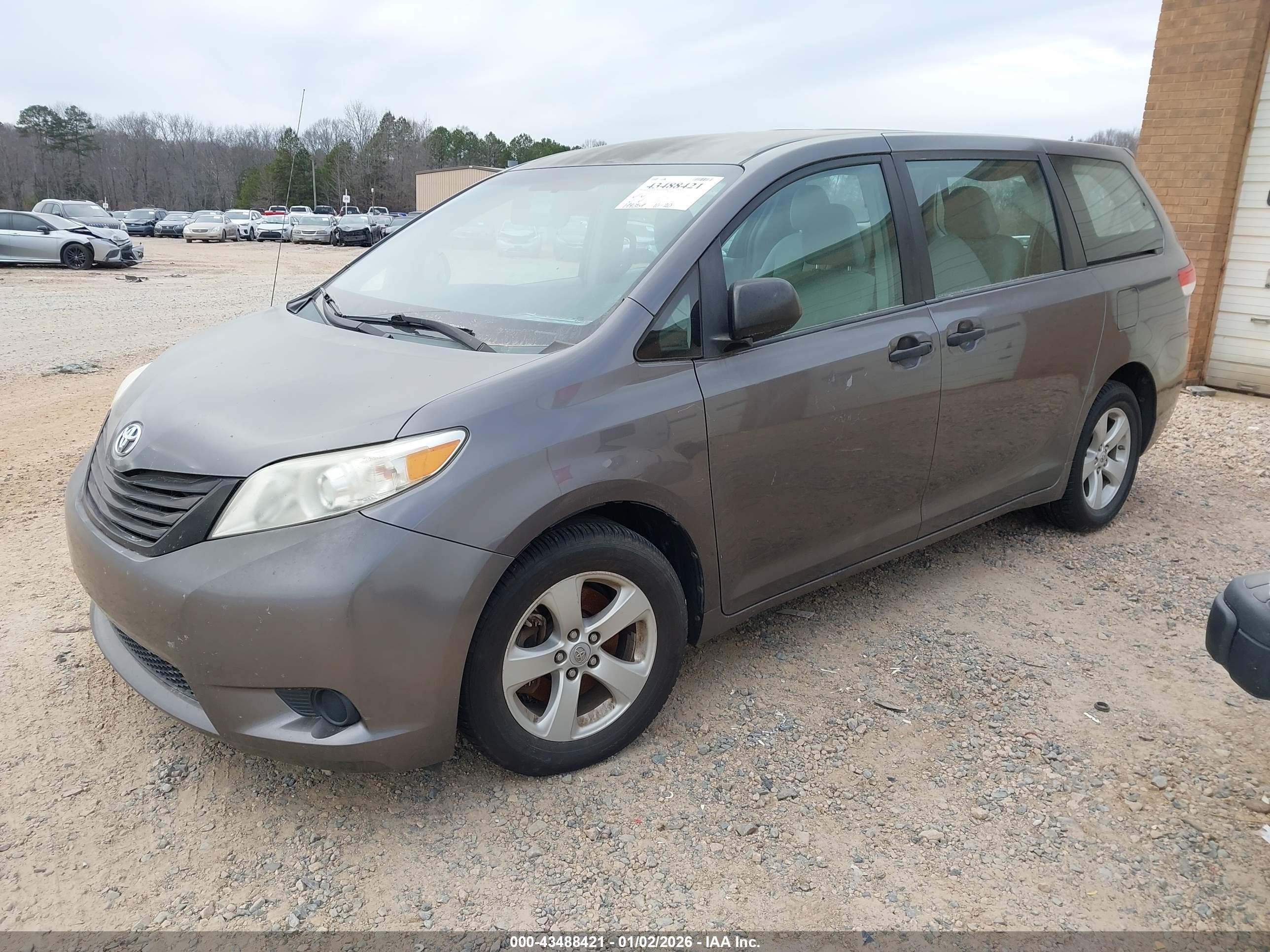 TOYOTA SIENNA image 2