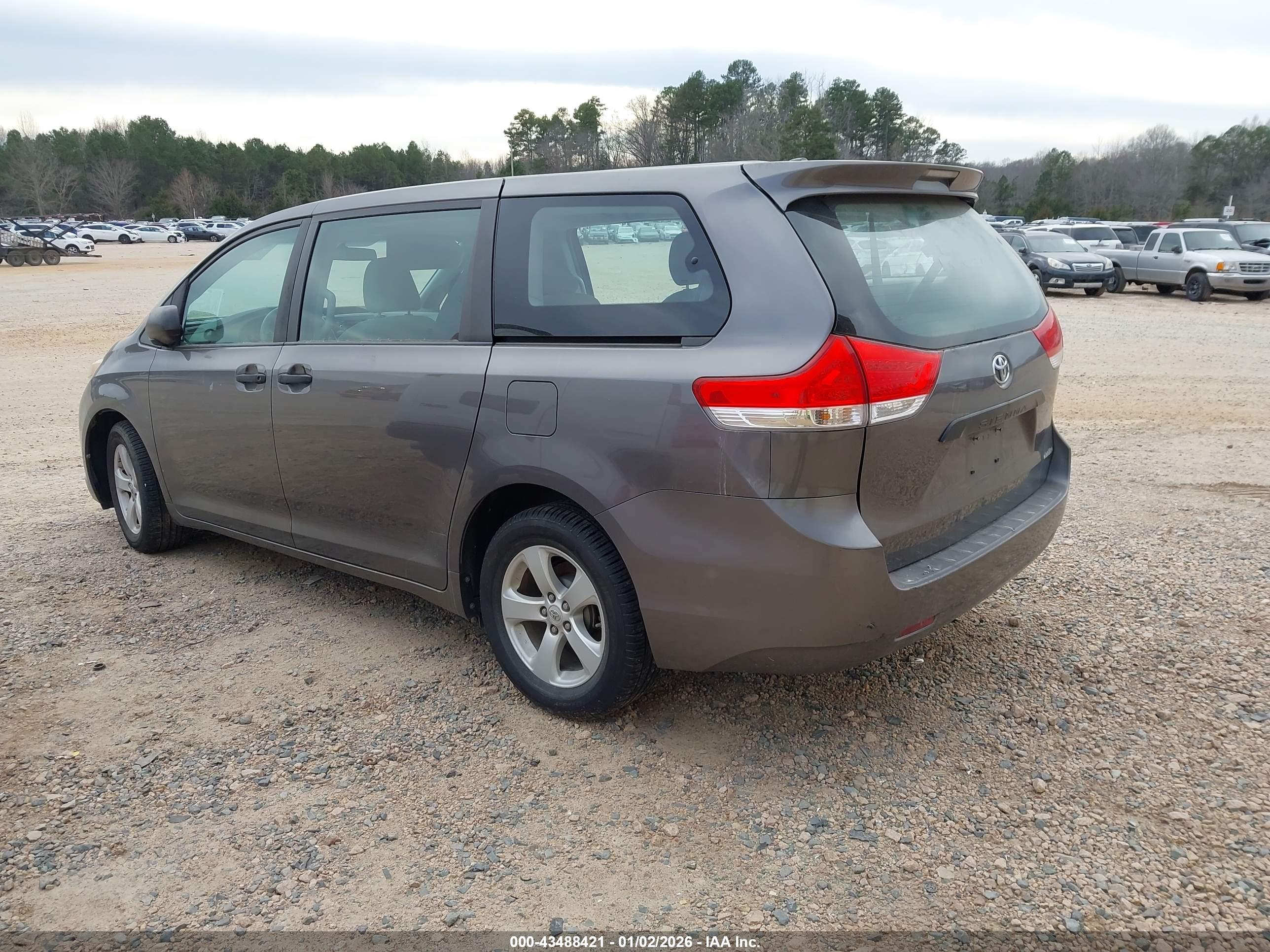 TOYOTA SIENNA image 3