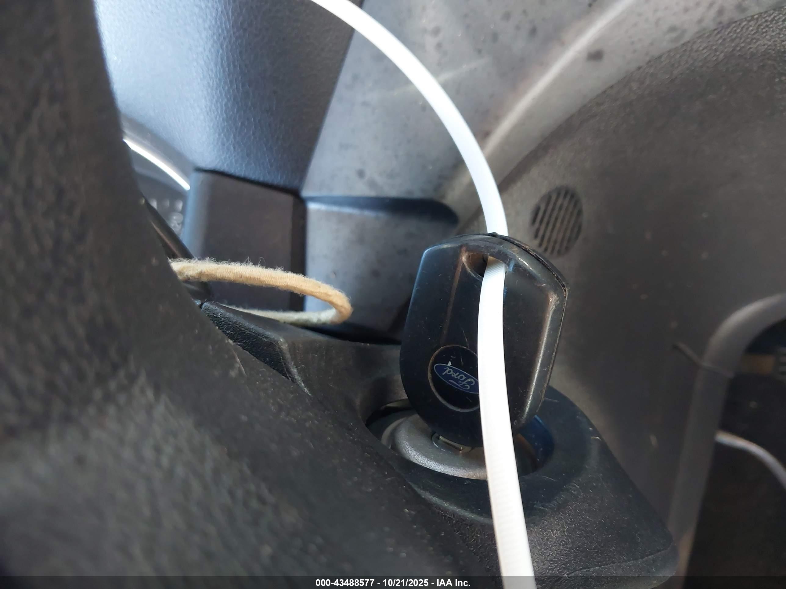 FORD ESCAPE image 11
