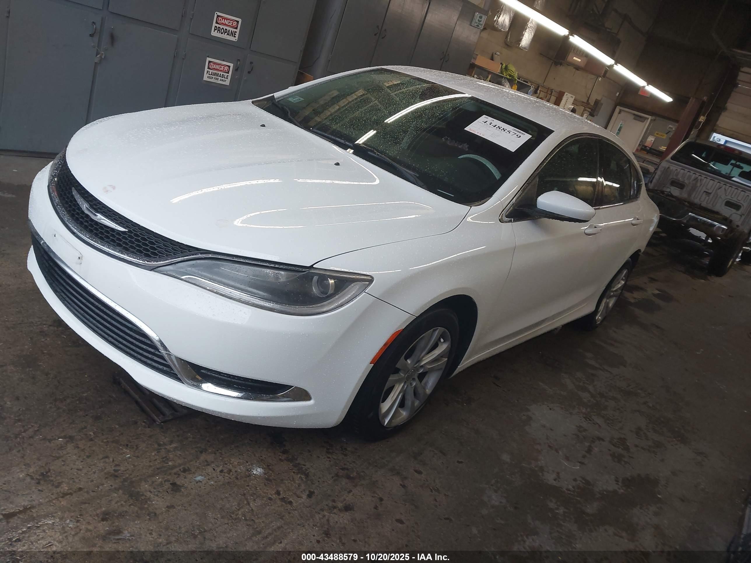 CHRYSLER 200 image 2