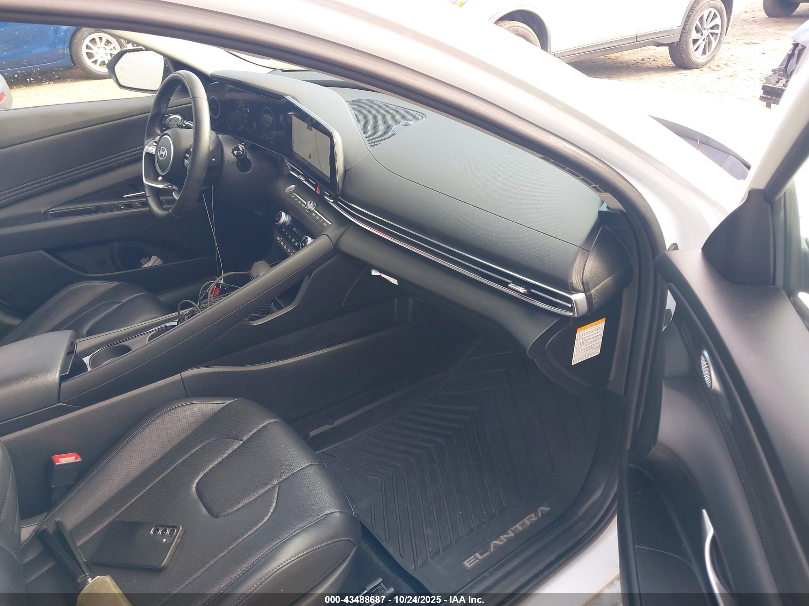 HYUNDAI ELANTRA image 5