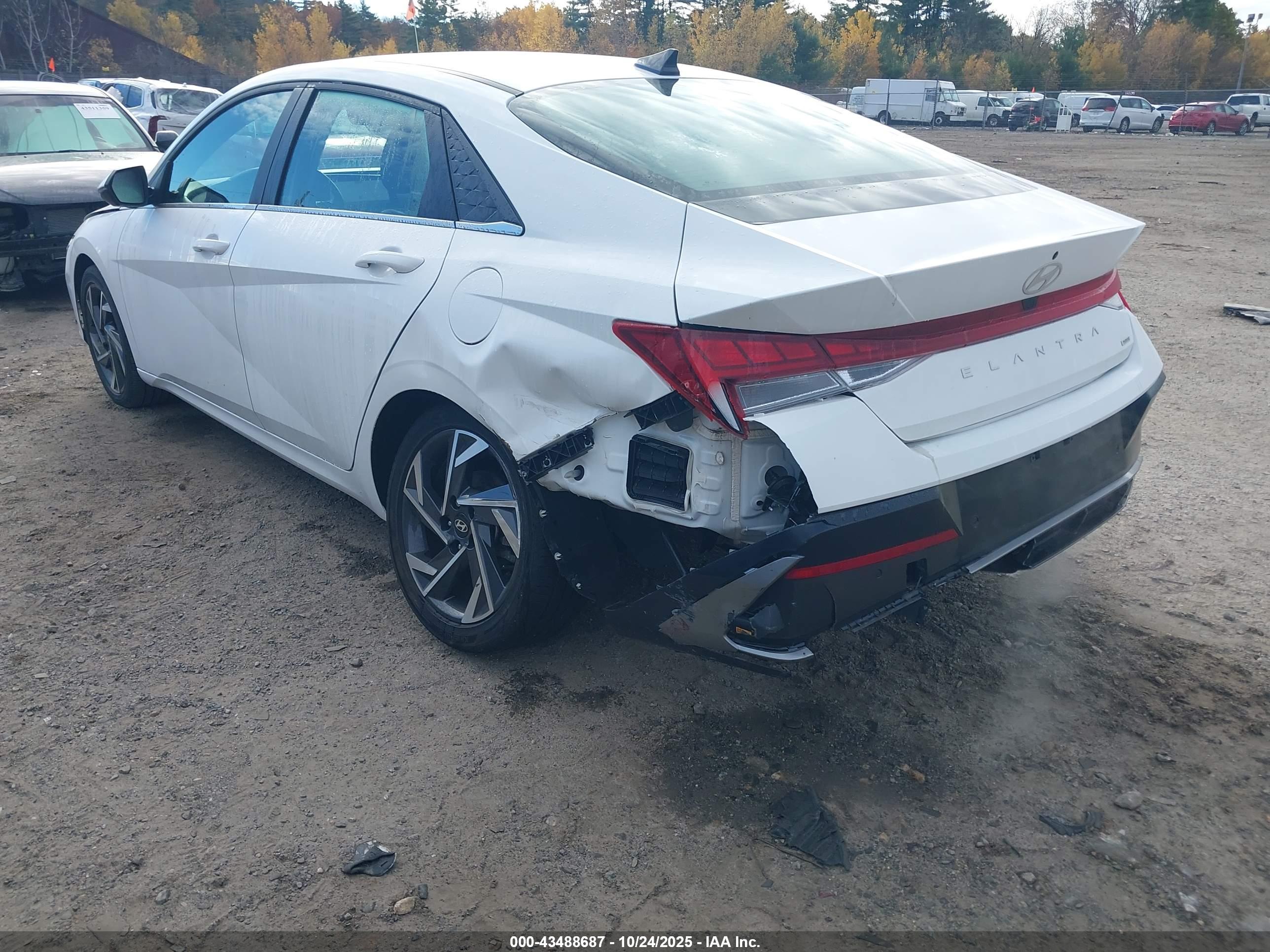 HYUNDAI ELANTRA image 6