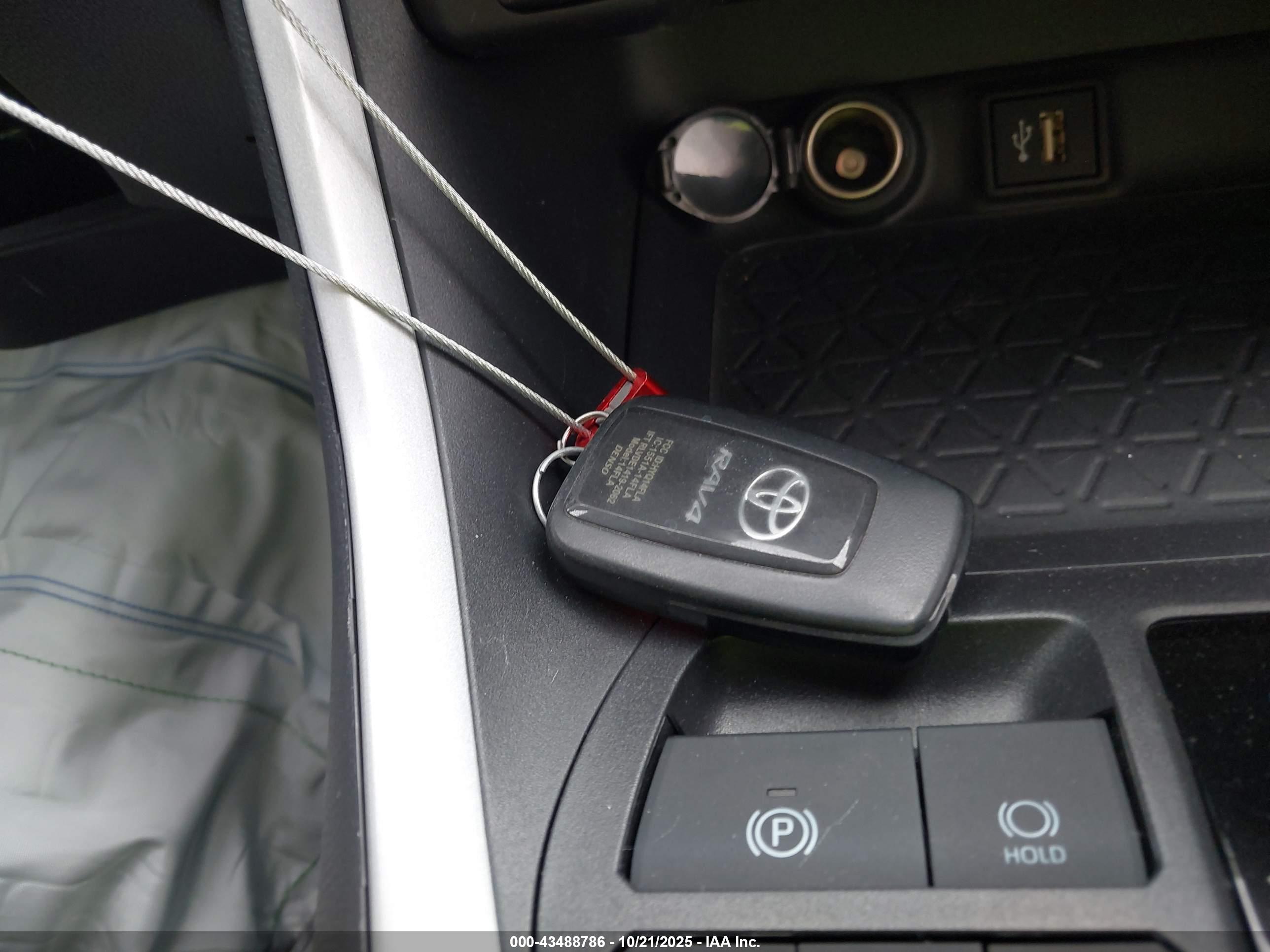 TOYOTA RAV4 image 11
