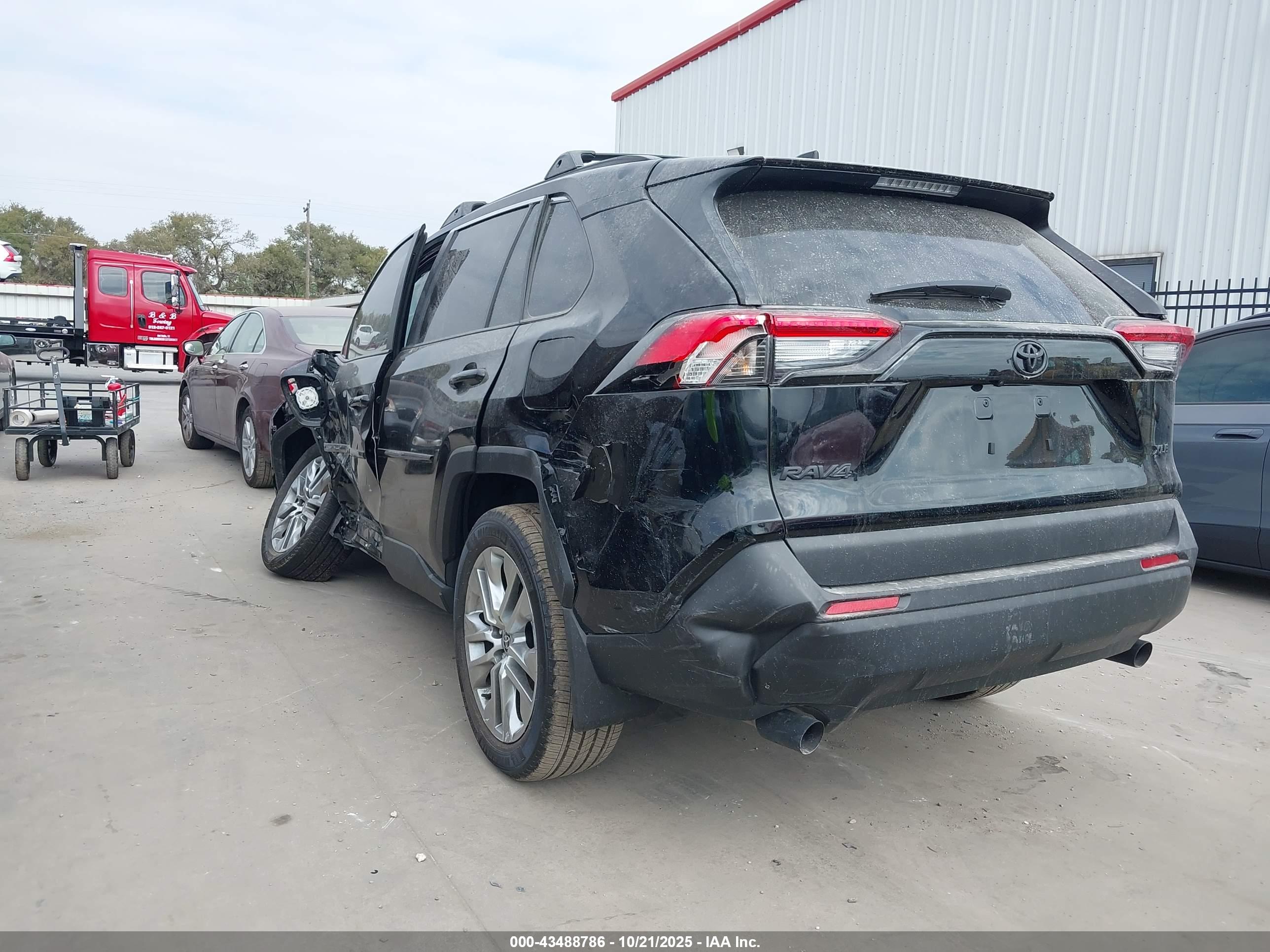 TOYOTA RAV4 image 3