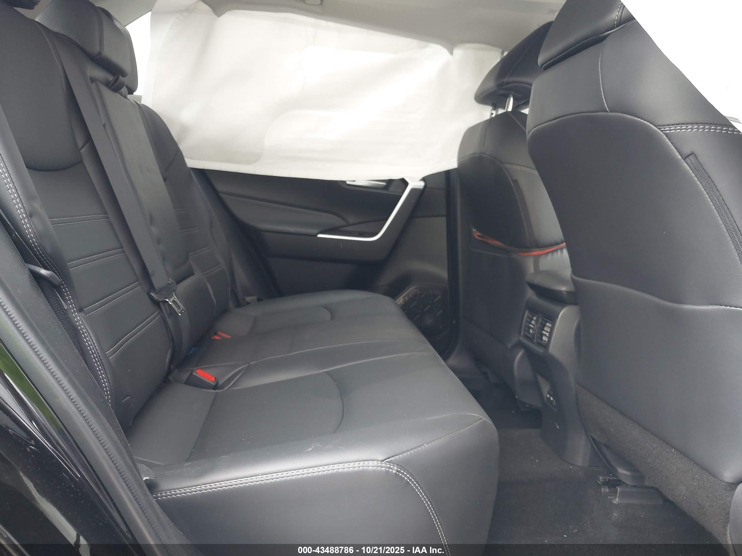 TOYOTA RAV4 image 8