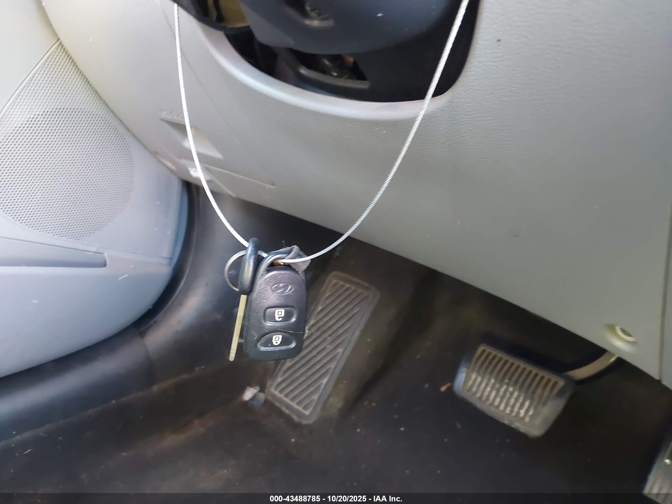 HYUNDAI ACCENT image 11