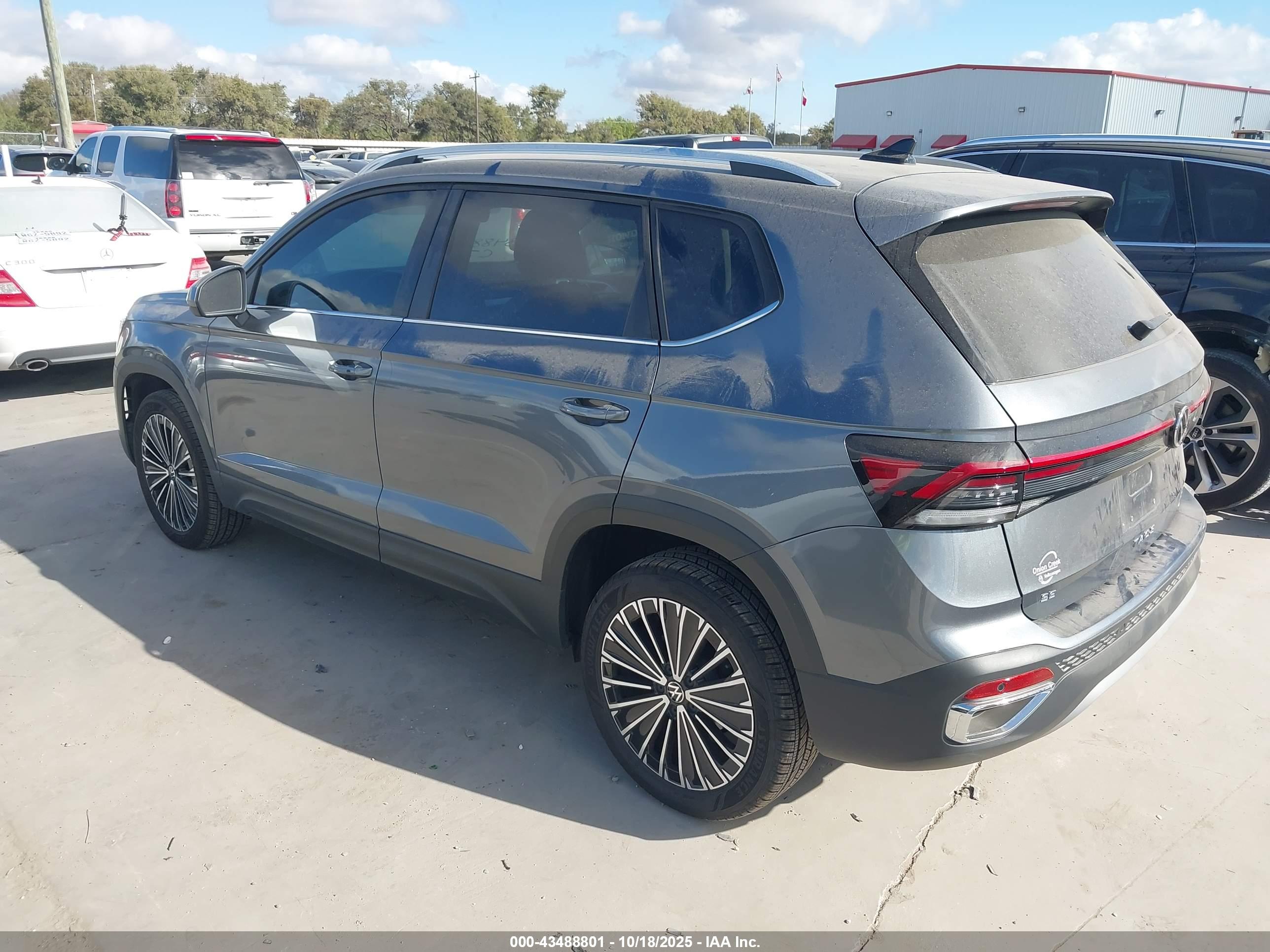 VOLKSWAGEN TAOS image 3
