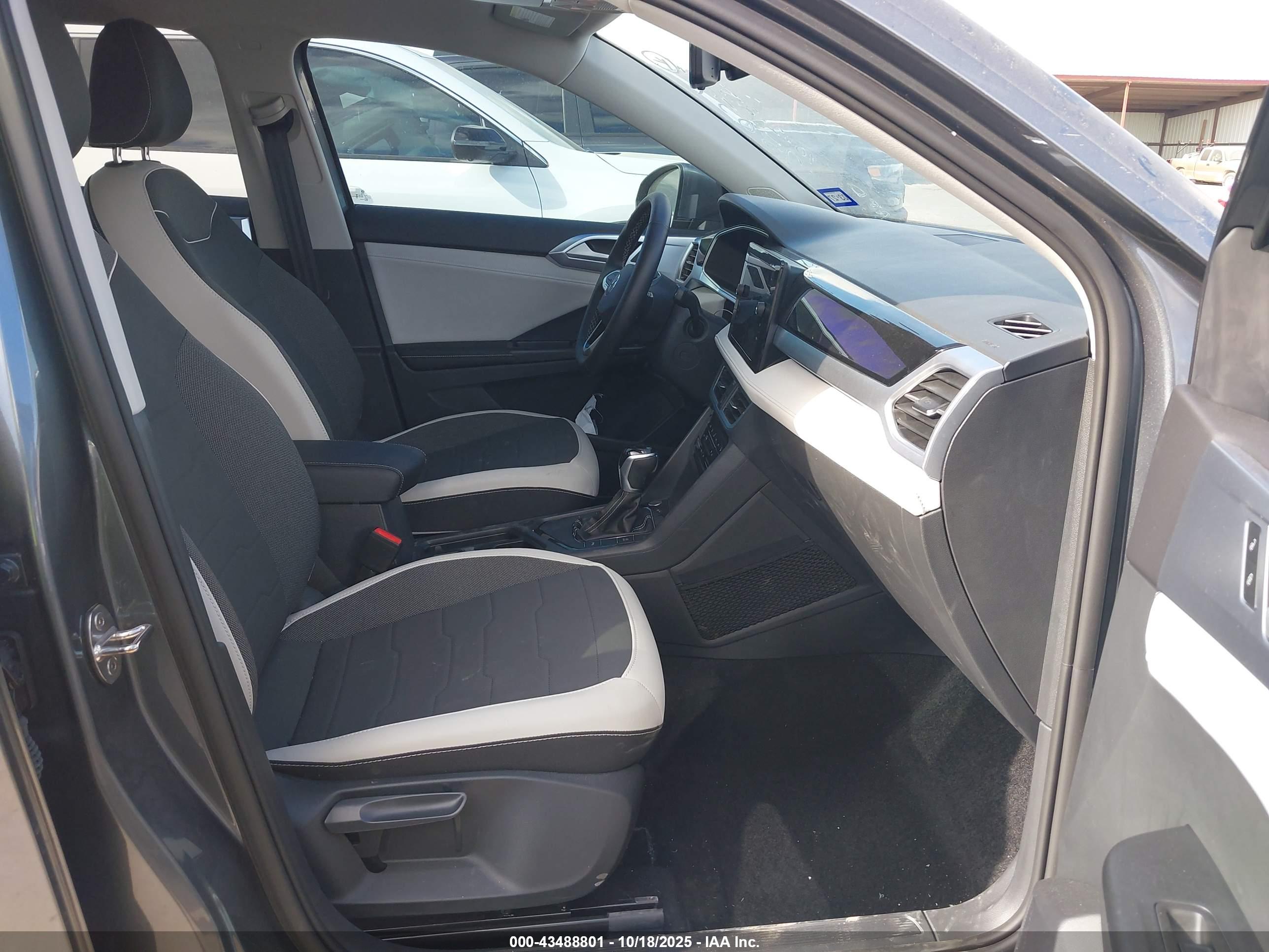 VOLKSWAGEN TAOS image 5