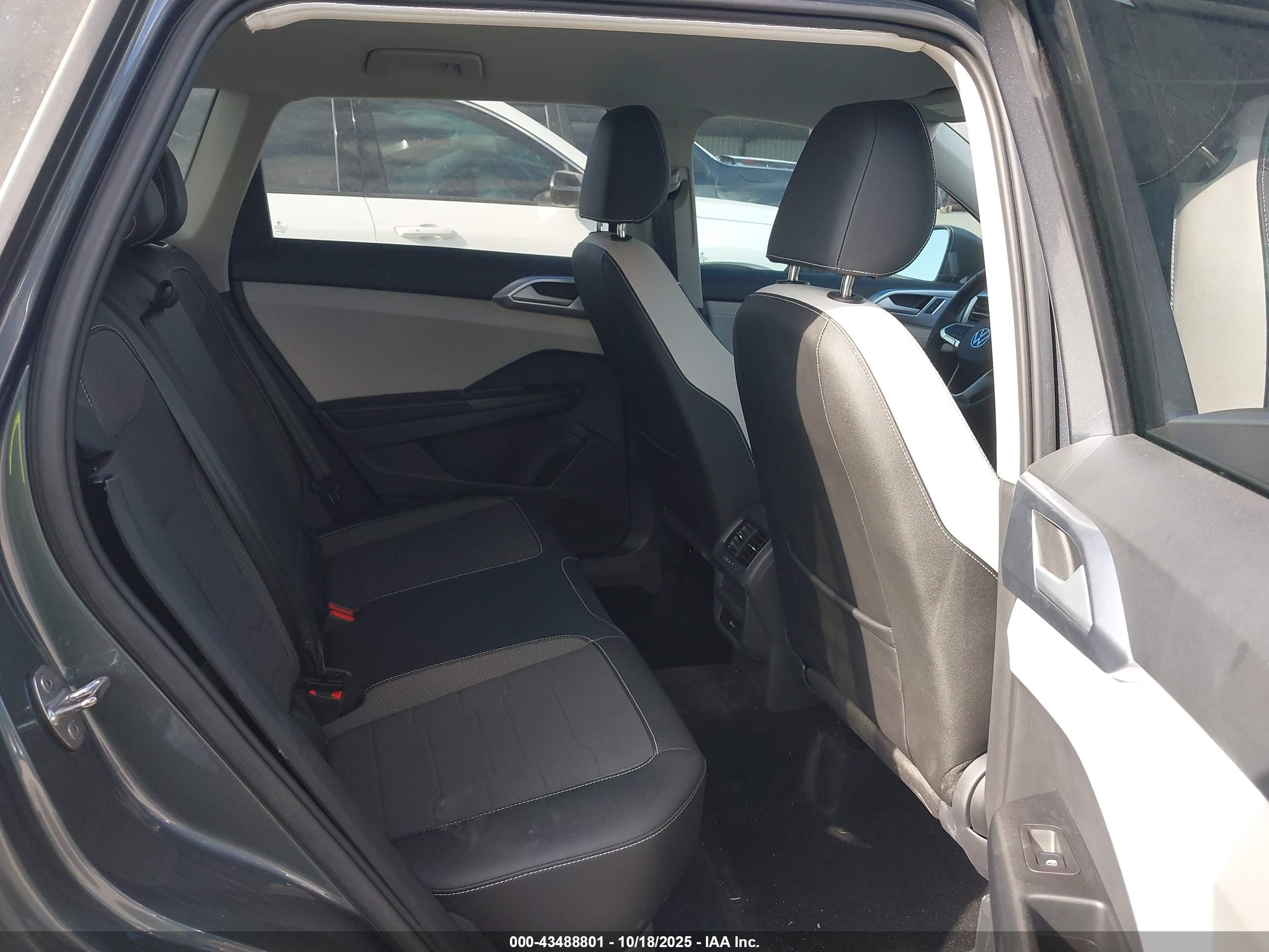 VOLKSWAGEN TAOS image 8