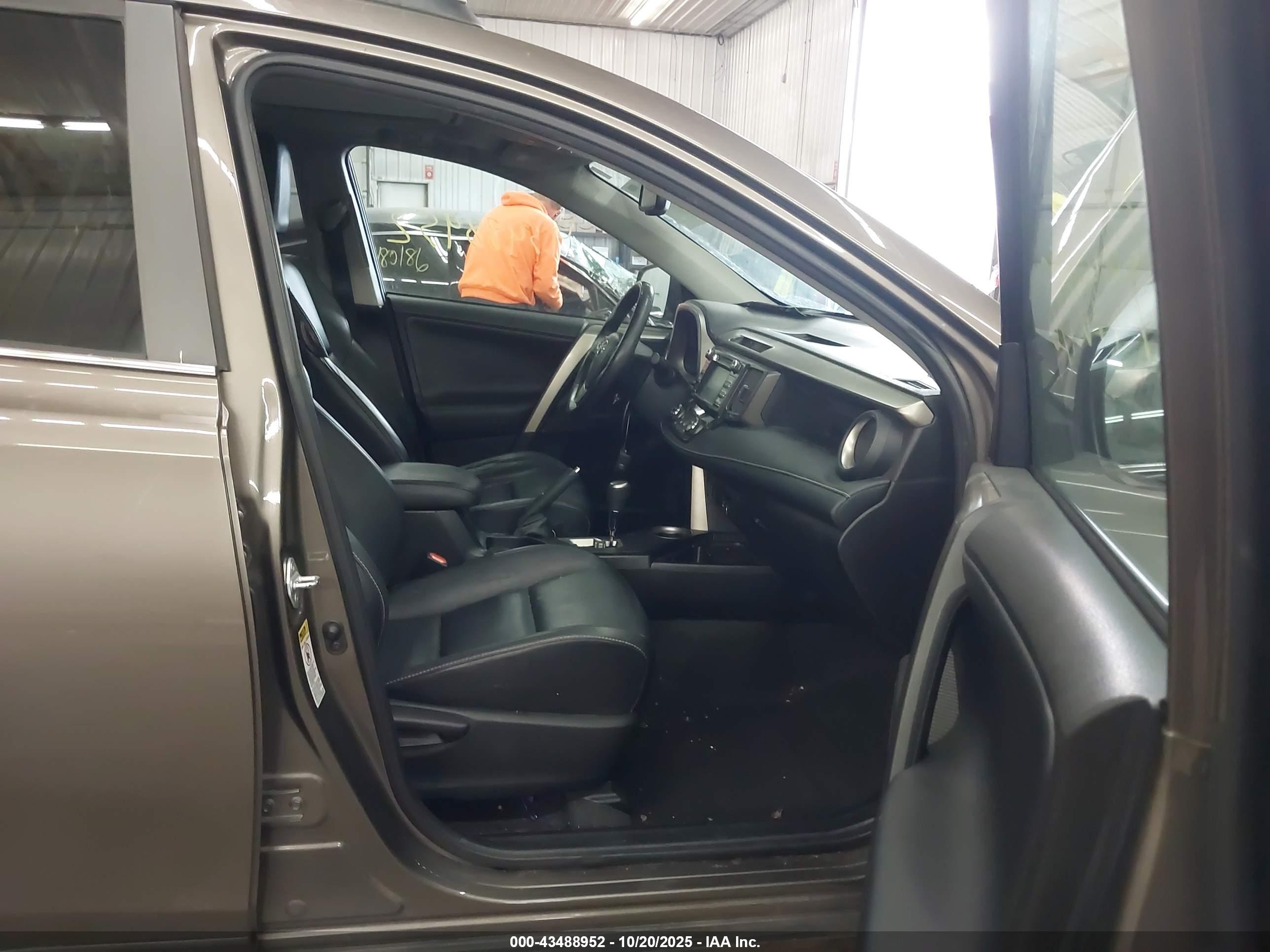 TOYOTA RAV4 image 5