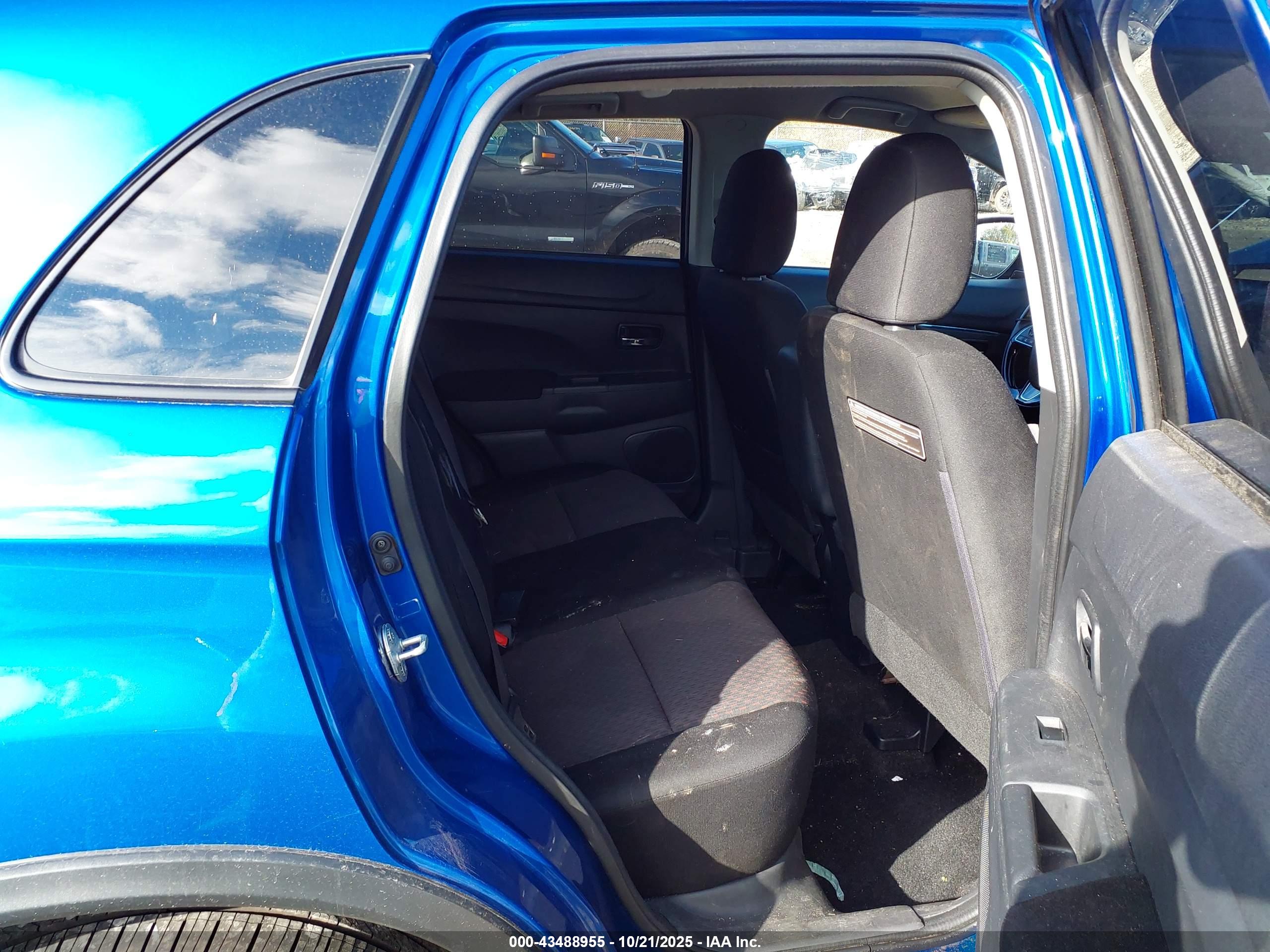 MITSUBISHI OUTLANDER image 8