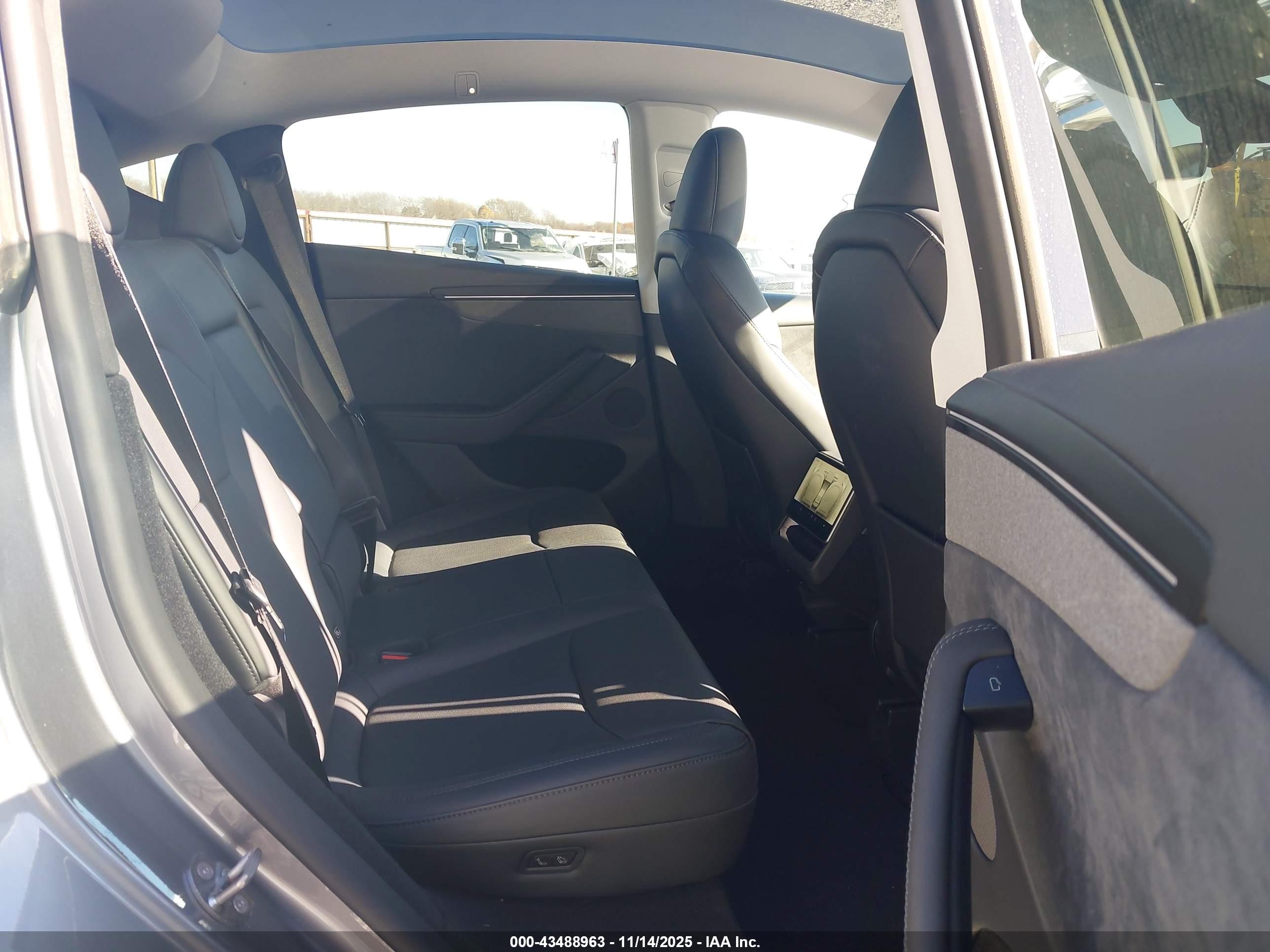 TESLA MODEL image 8
