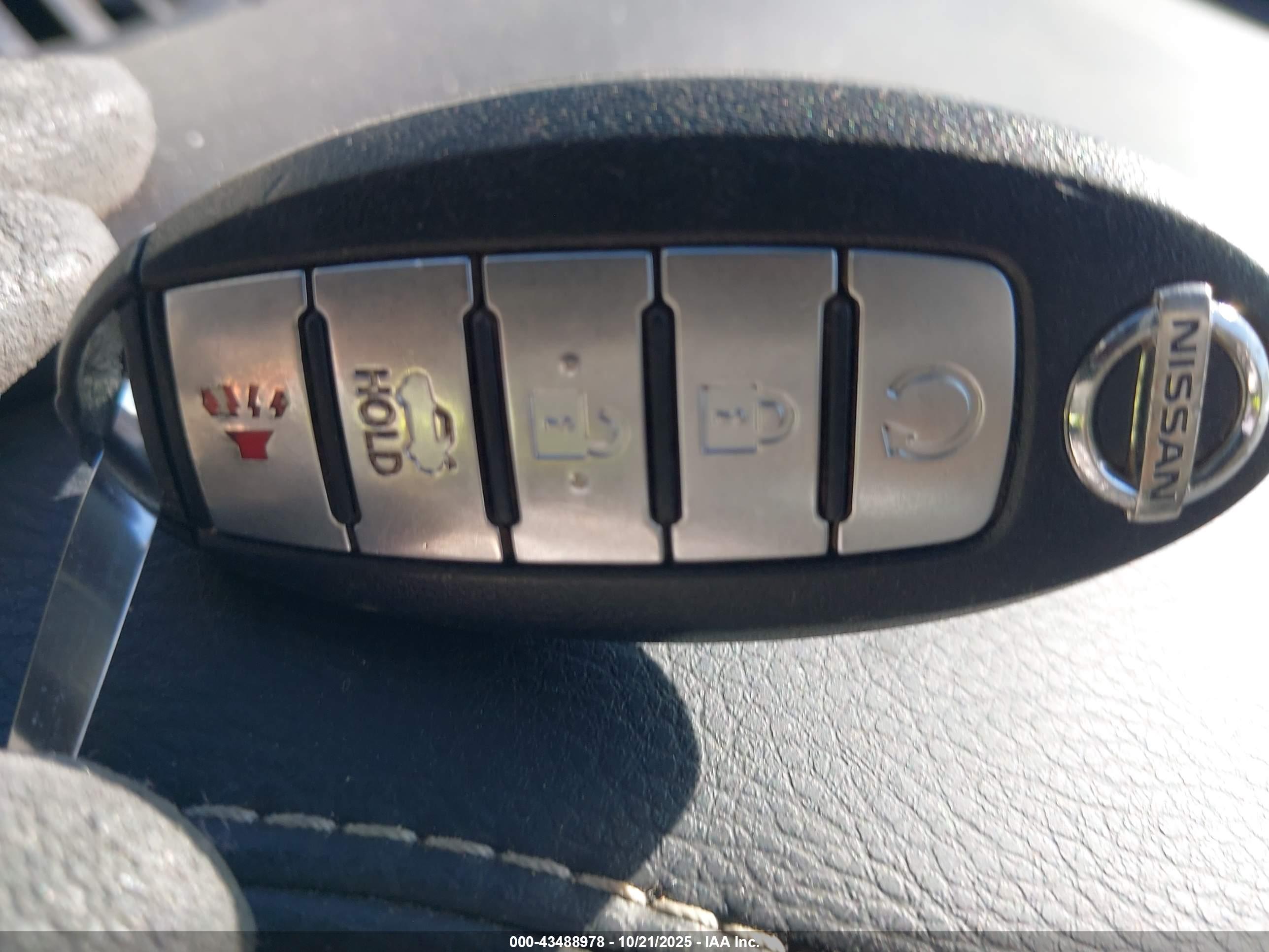 NISSAN MAXIMA image 11