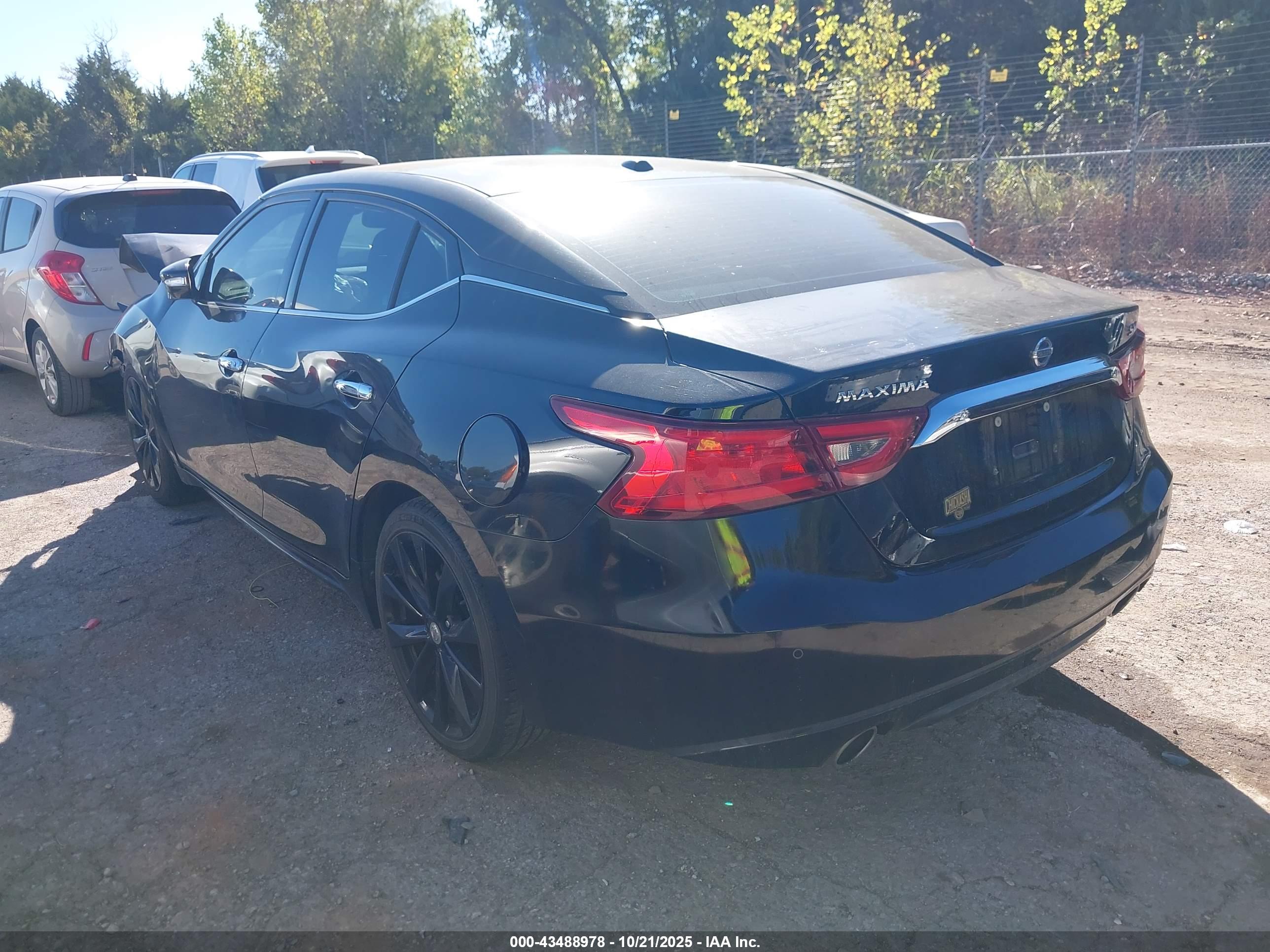 NISSAN MAXIMA image 3