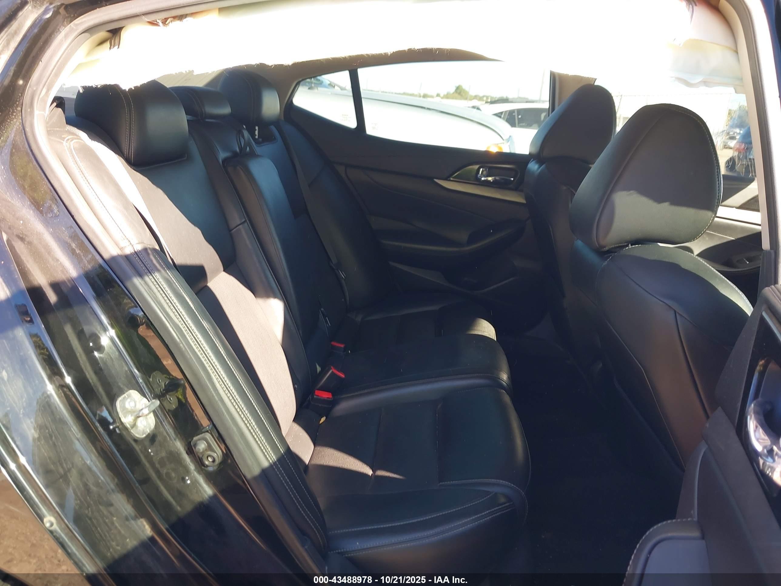 NISSAN MAXIMA image 8