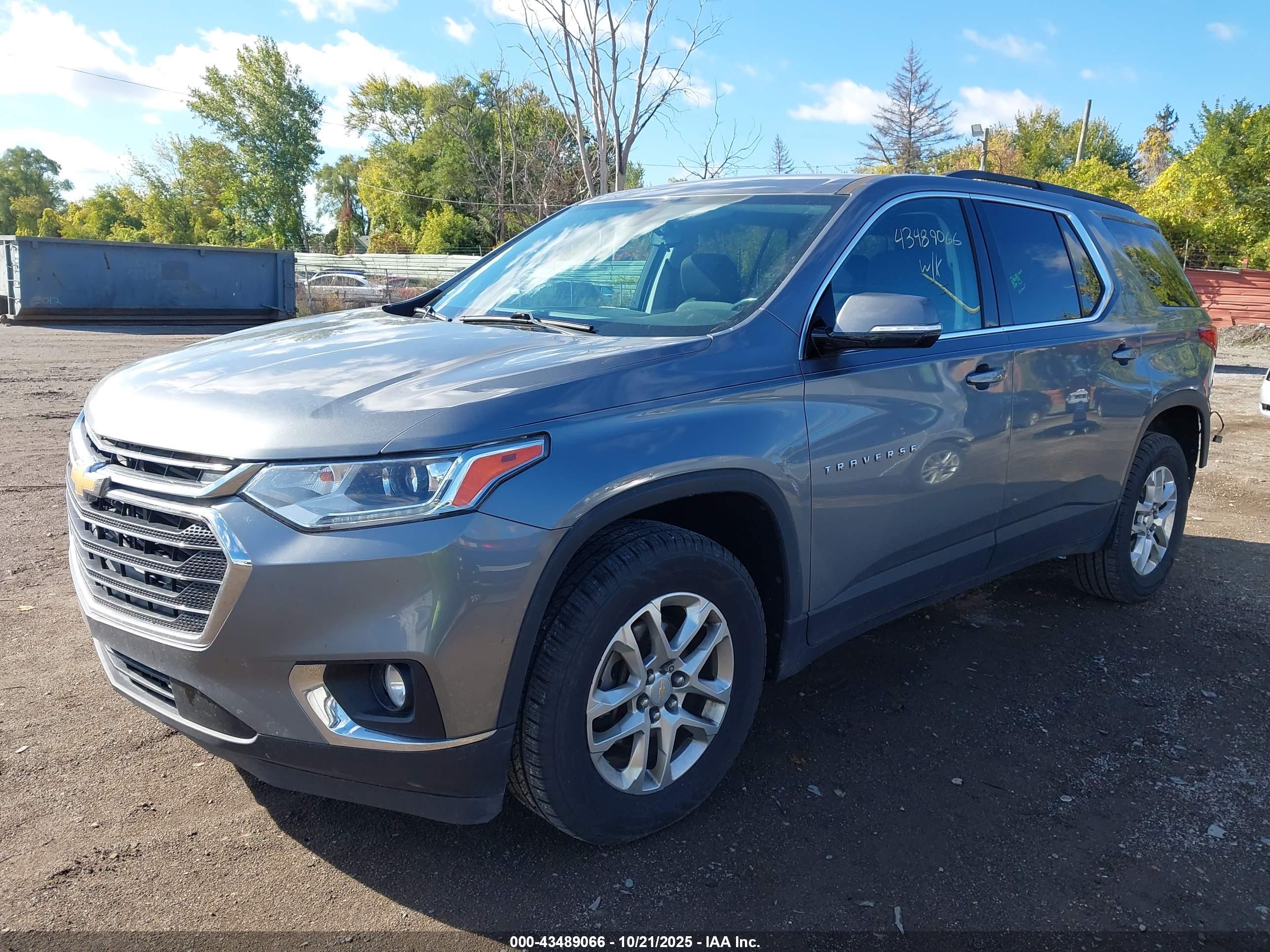 CHEVROLET TRAVERSE image 2