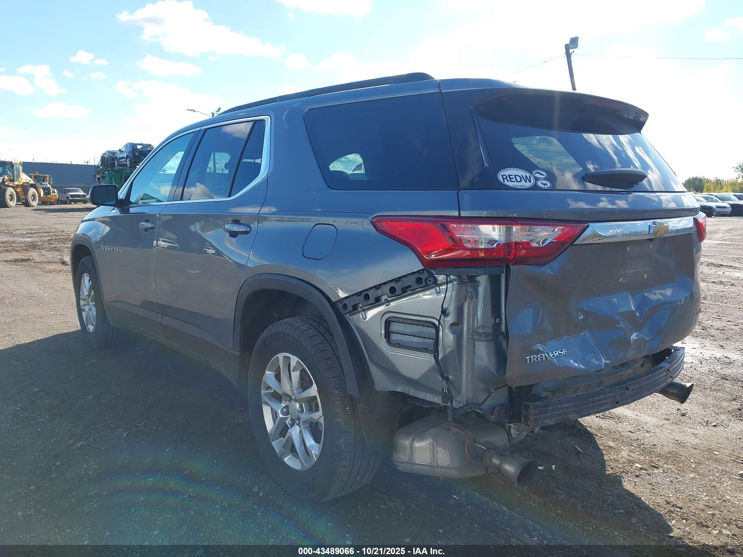 CHEVROLET TRAVERSE image 3