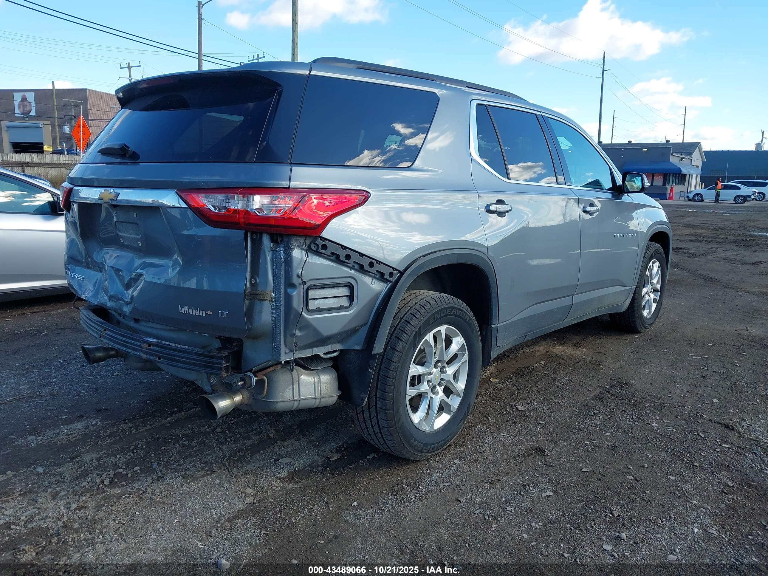 CHEVROLET TRAVERSE image 4