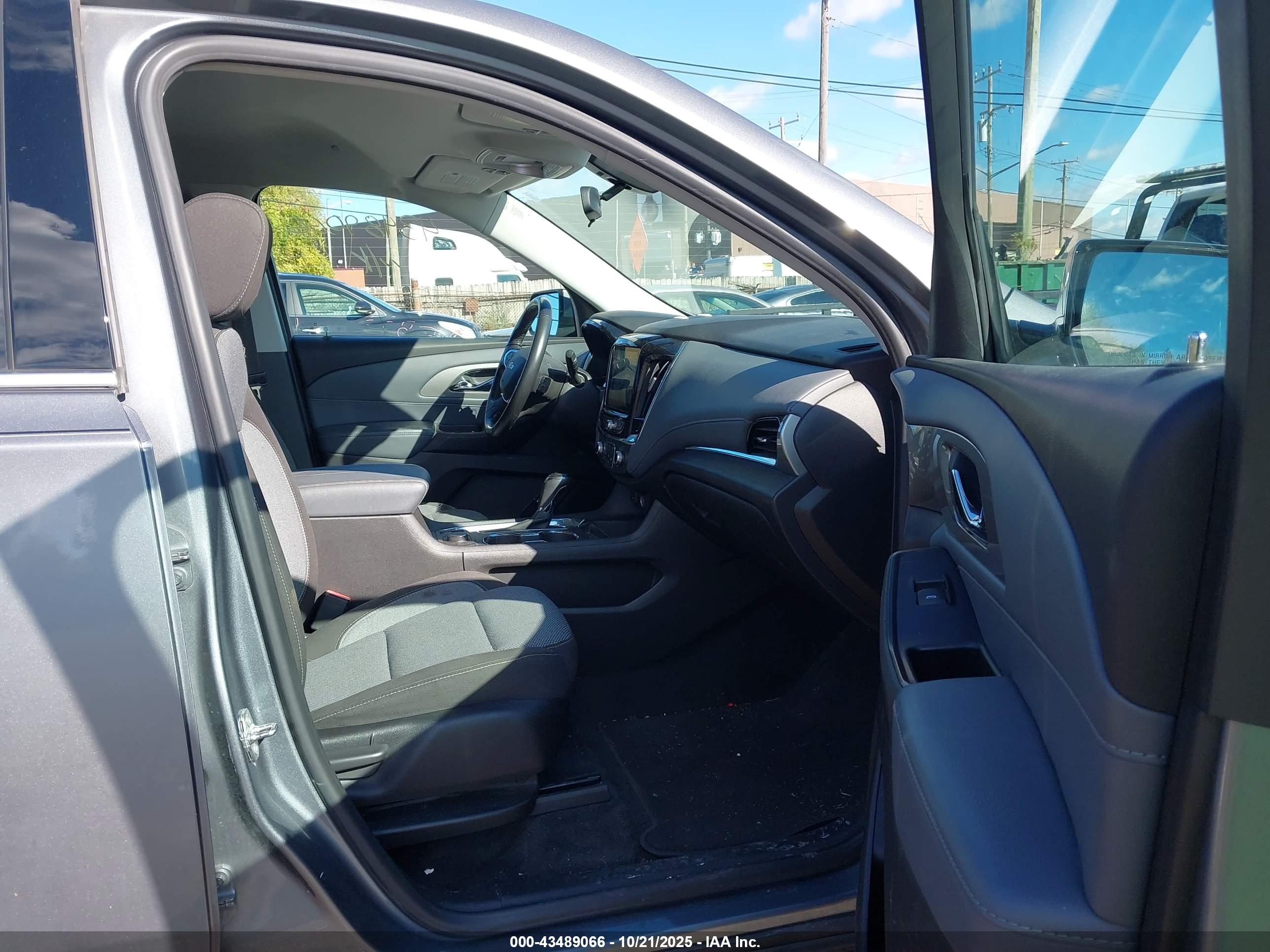 CHEVROLET TRAVERSE image 5