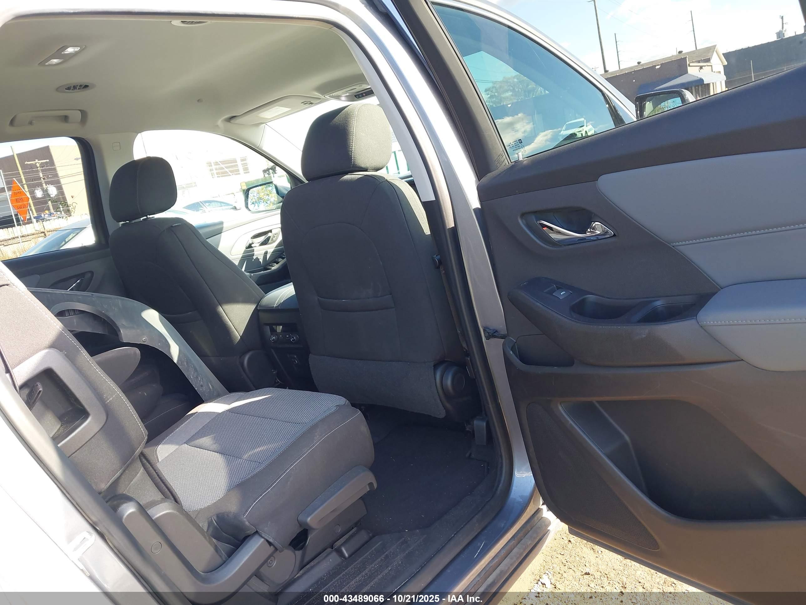 CHEVROLET TRAVERSE image 8