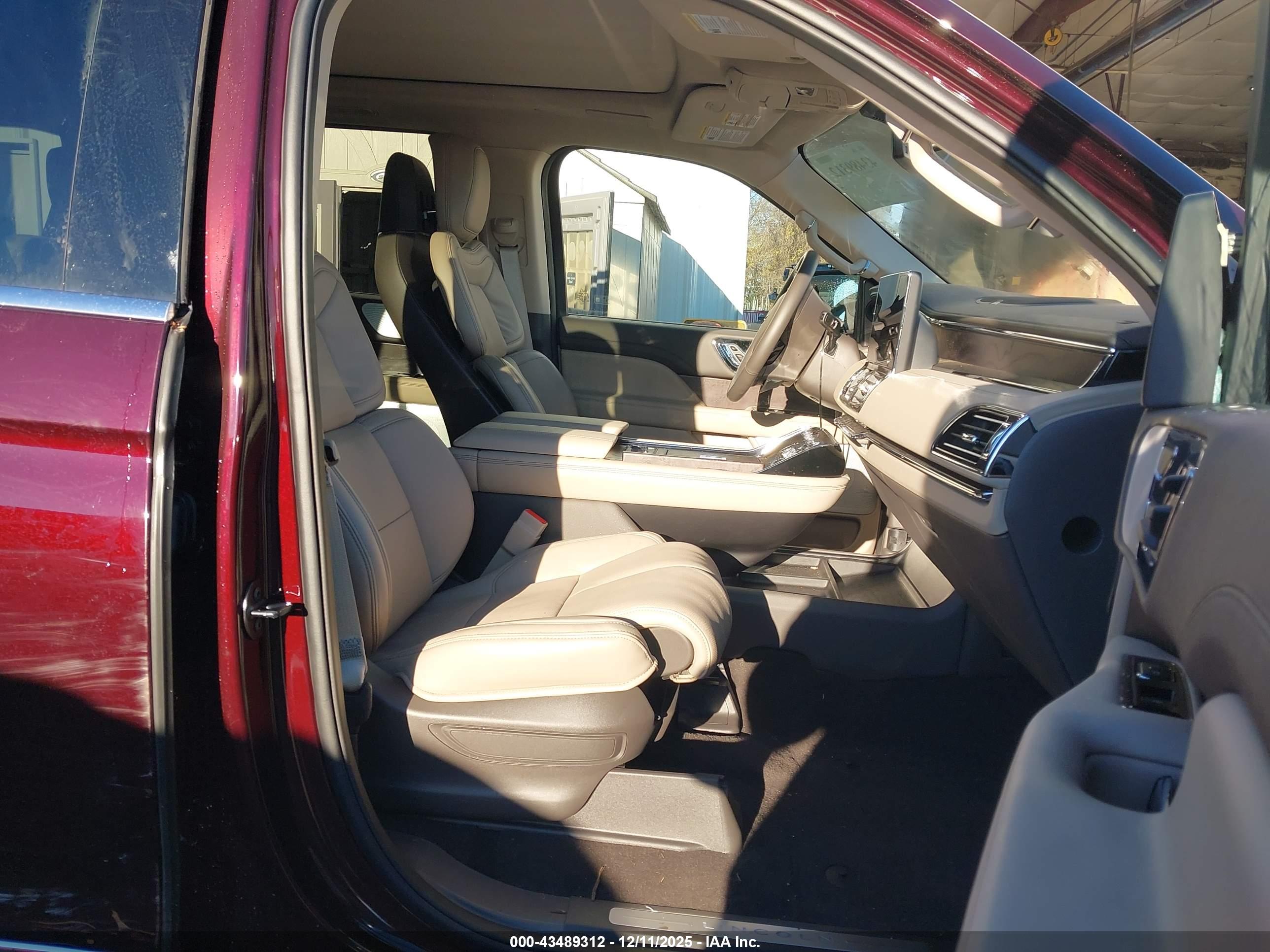 LINCOLN NAVIGATOR image 5