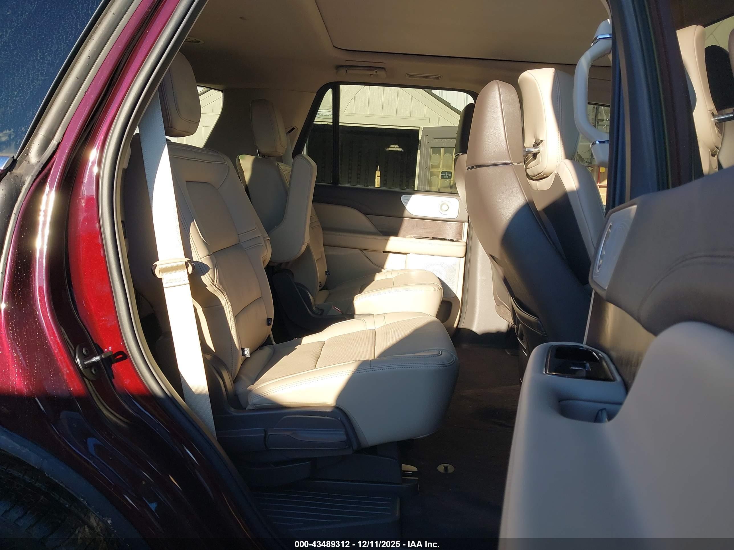 LINCOLN NAVIGATOR image 8