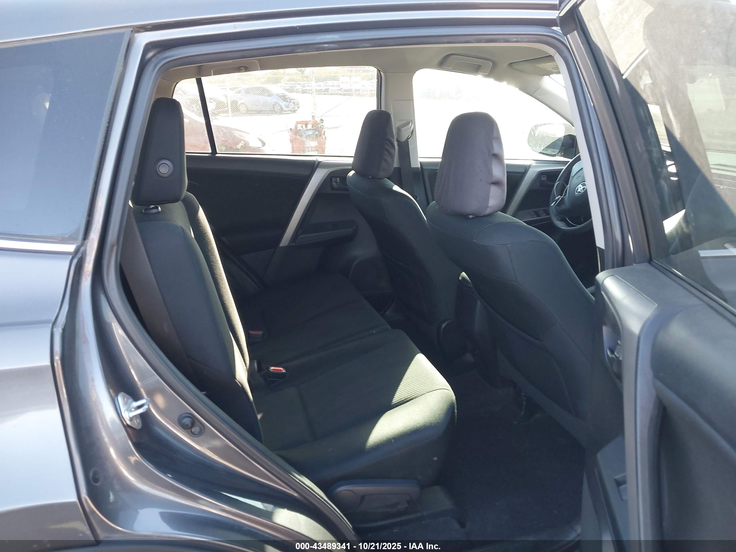 TOYOTA RAV4 image 8