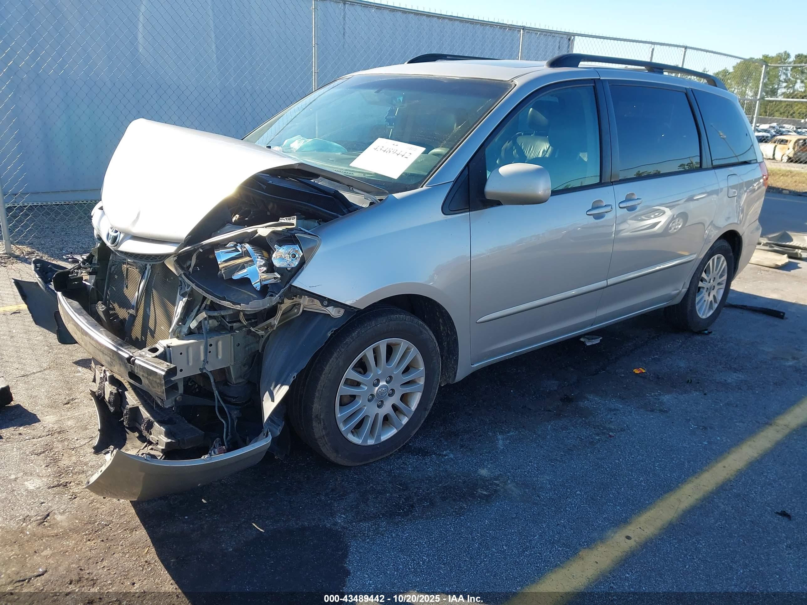TOYOTA SIENNA image 2