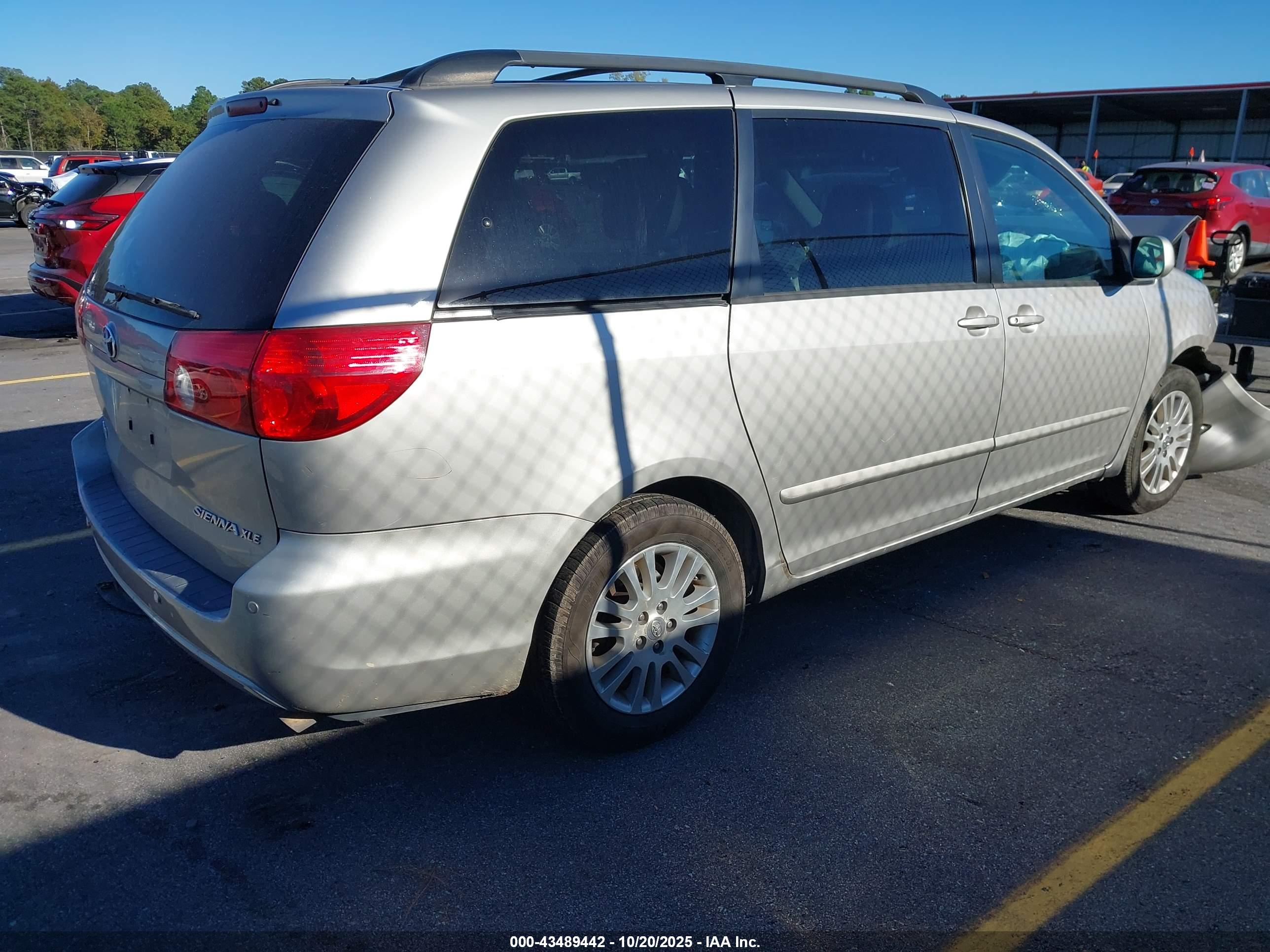 TOYOTA SIENNA image 4