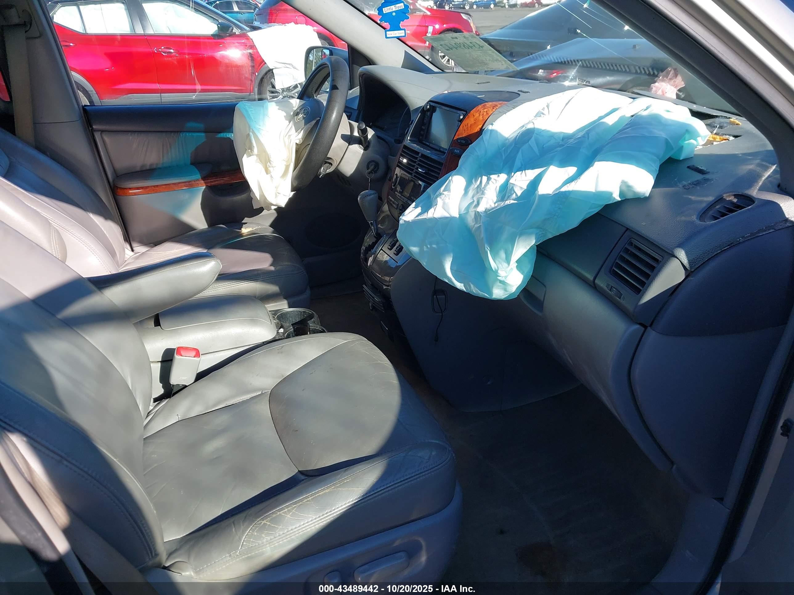 TOYOTA SIENNA image 5