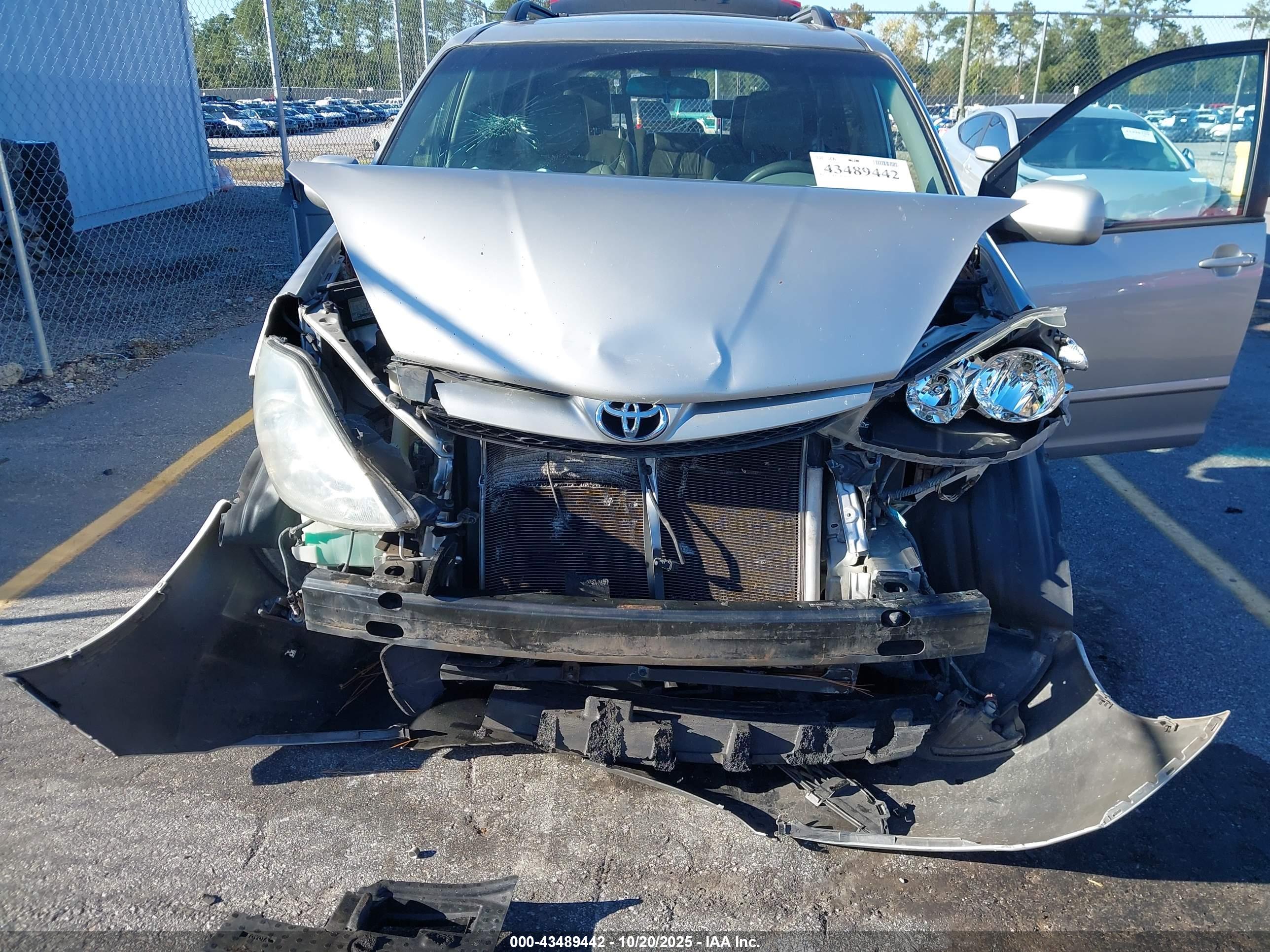TOYOTA SIENNA image 6