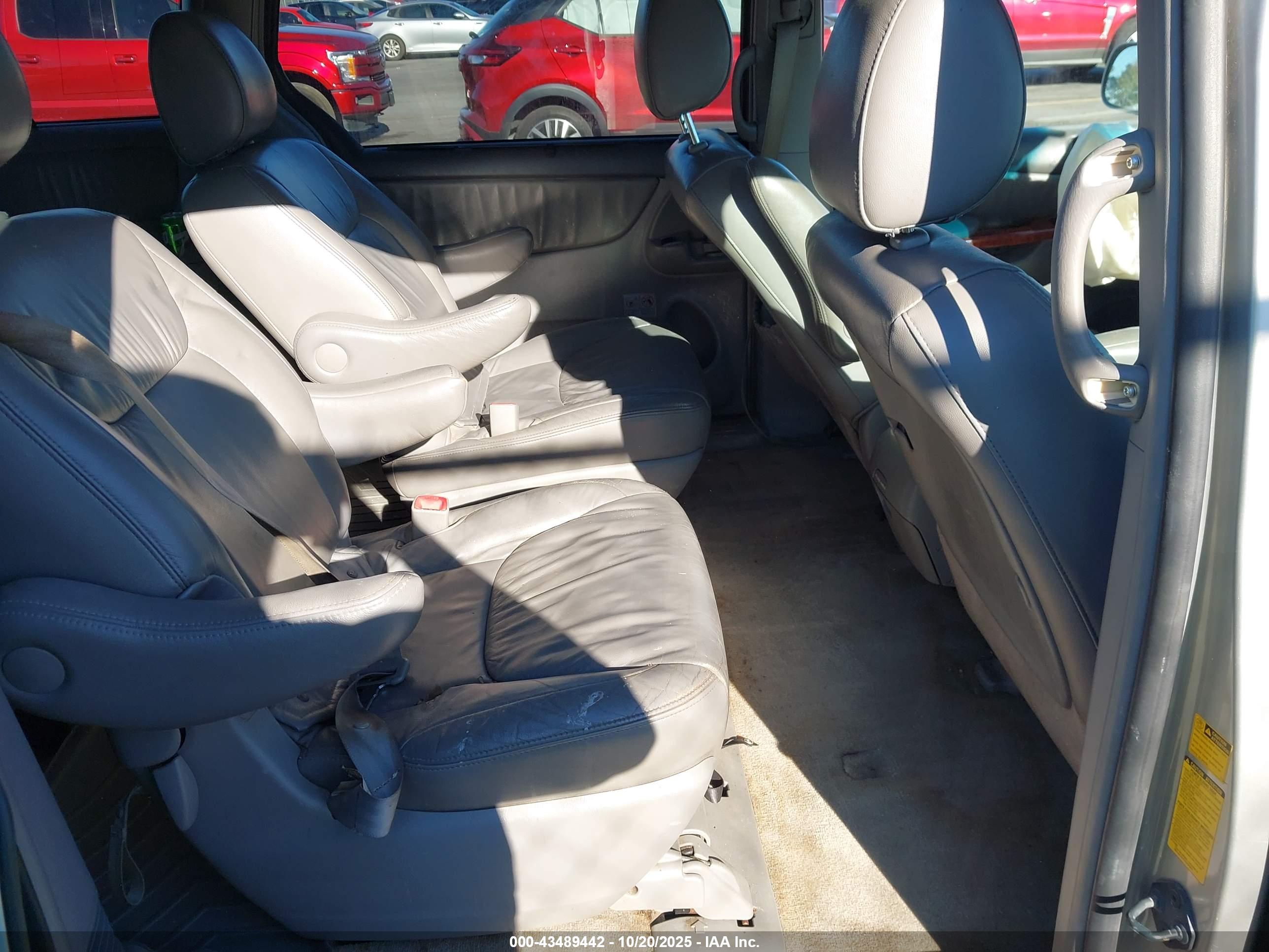 TOYOTA SIENNA image 8