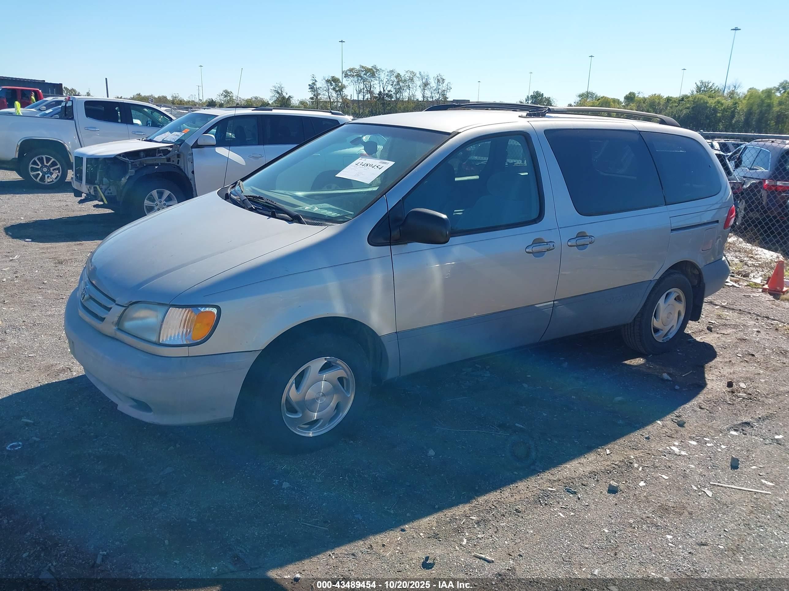 TOYOTA SIENNA image 2