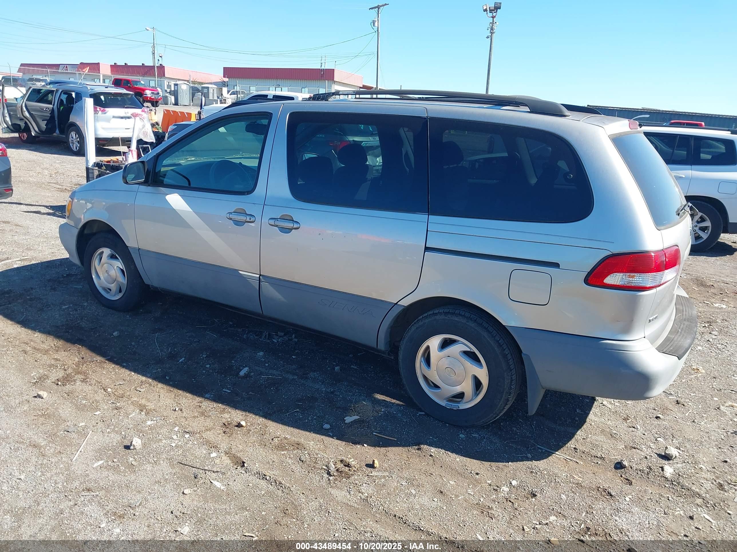 TOYOTA SIENNA image 3